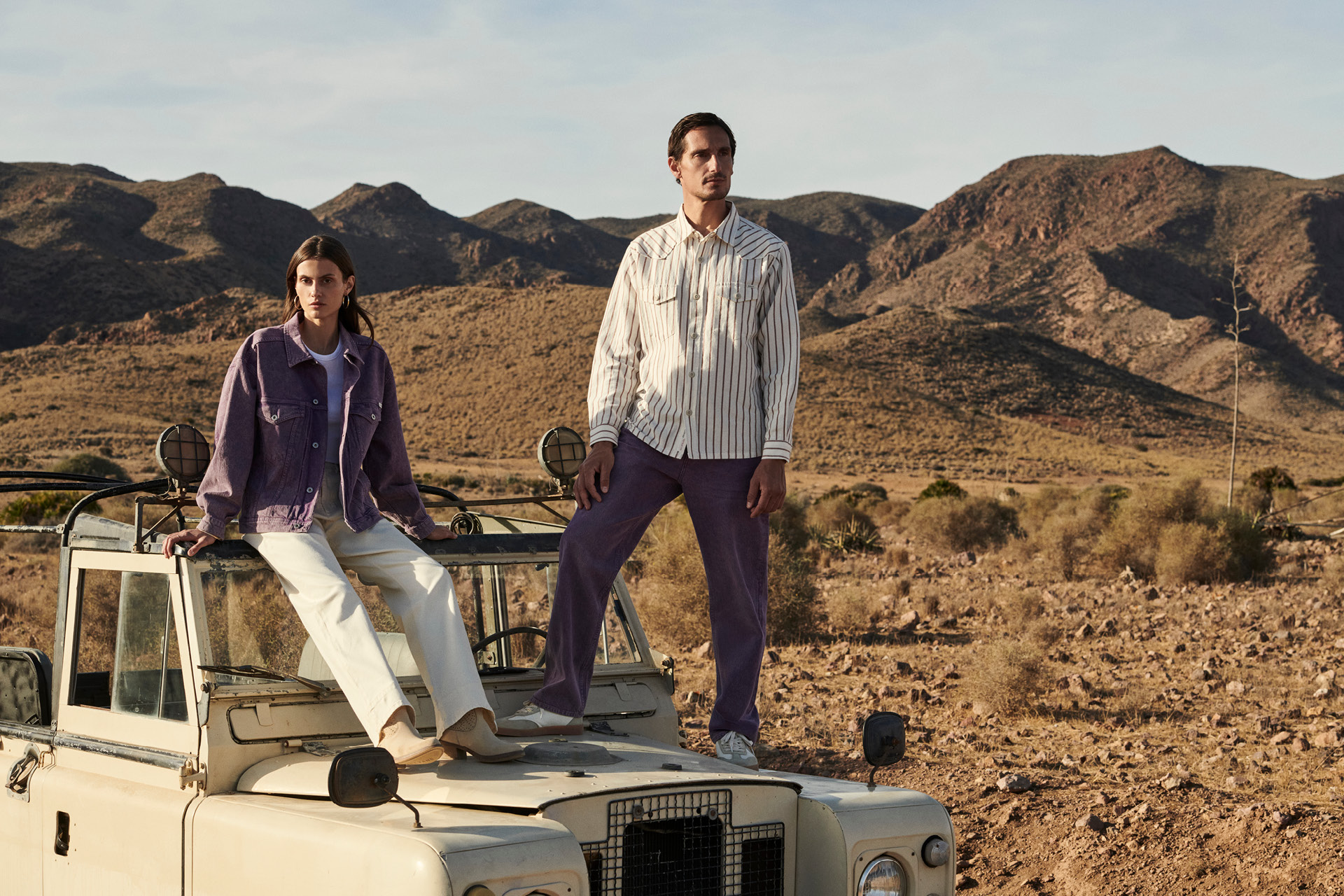 Jacke, lila Jacke, weißes gestreiftes Hemd, Jeans, Off-Road-Fahrzeug