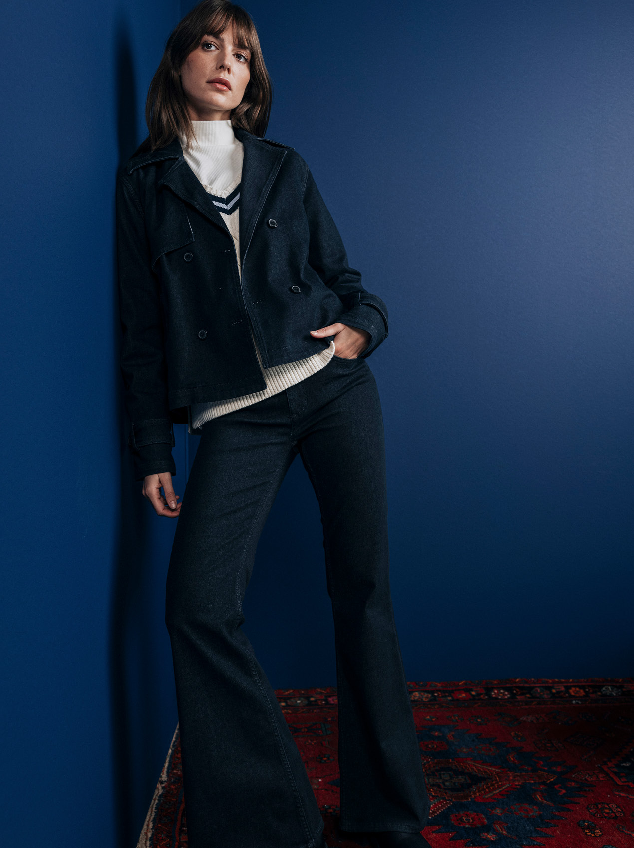 denimjacke, dunkelwasch, langarm, weiße pullover, weite hose
