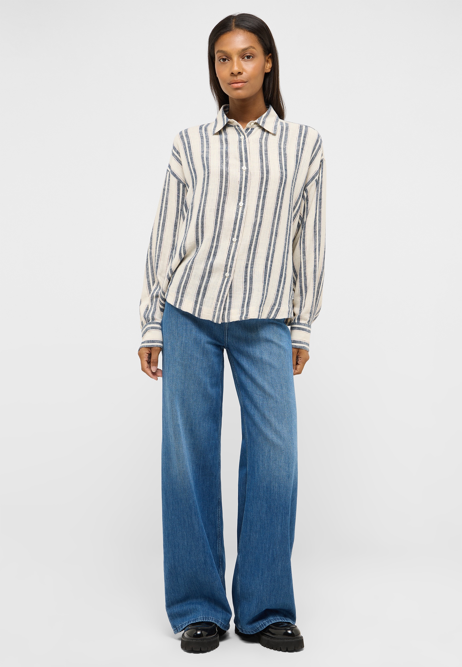 Gestreiftes Hemd, Lein/Leinenmischung, Lange Ärmel, Knopfleiste, Blaue Jeans