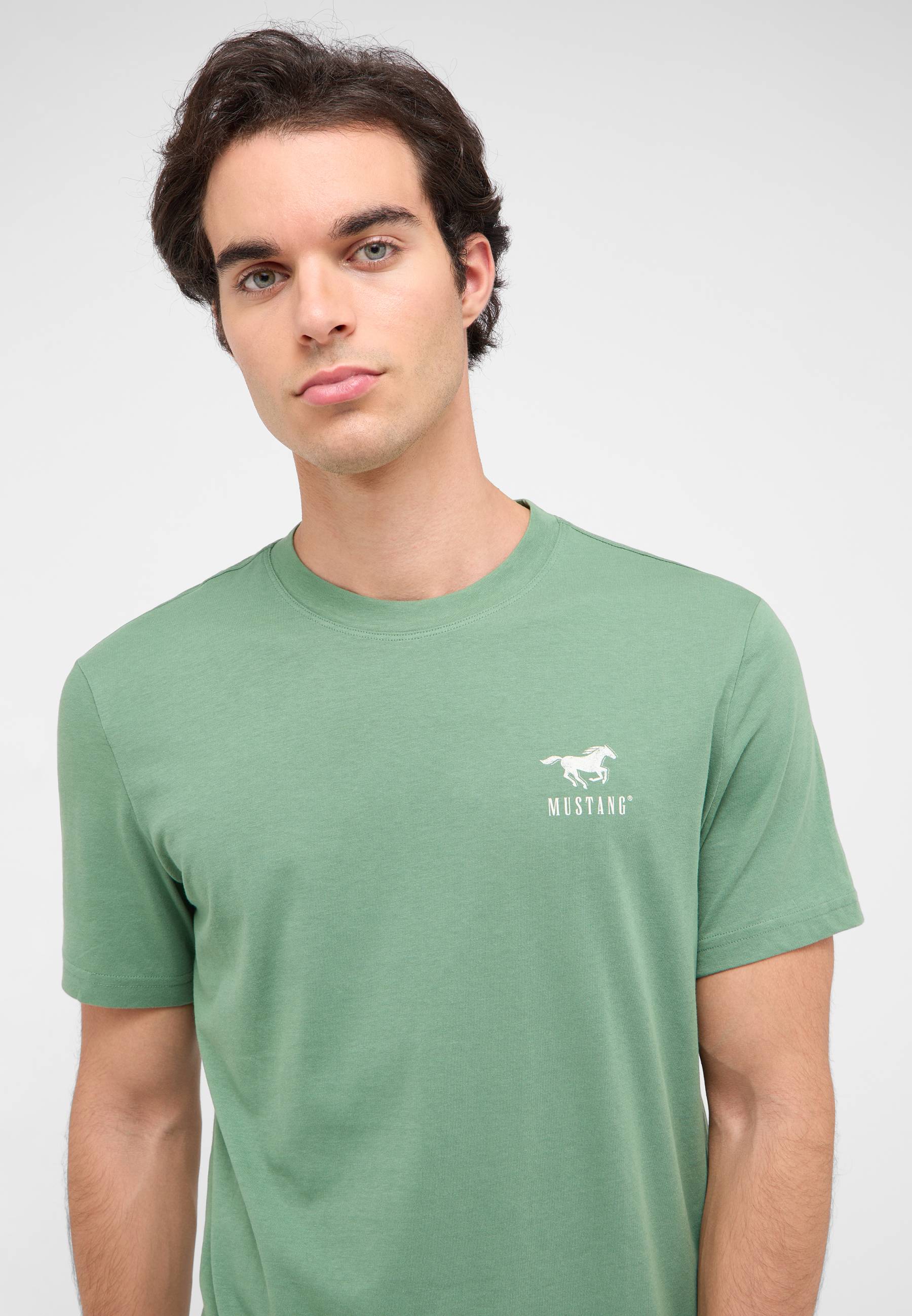 Bekleidung, T-shirt, Kopf, Hals, Person