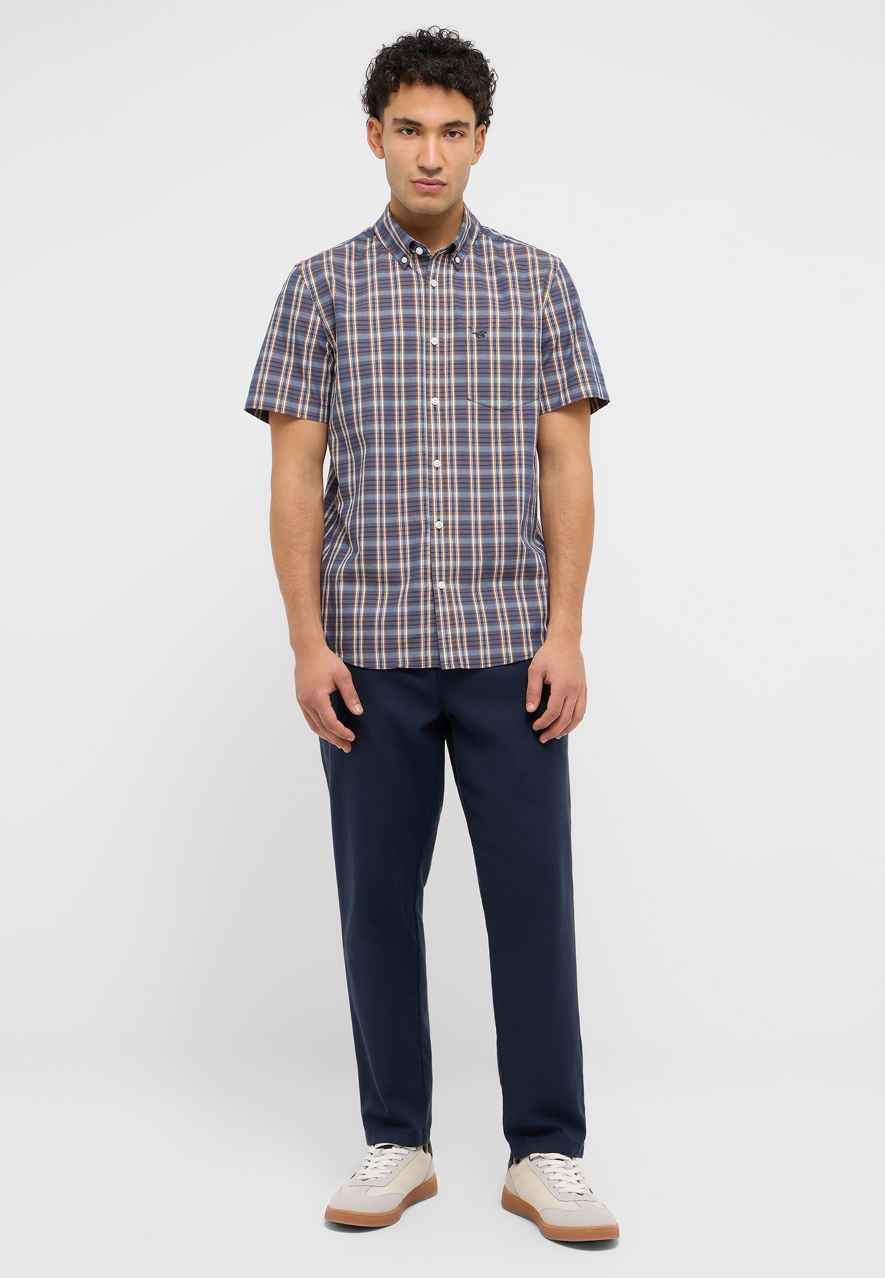 Bekleidung, Hemd, Person, Hosen, Stehend