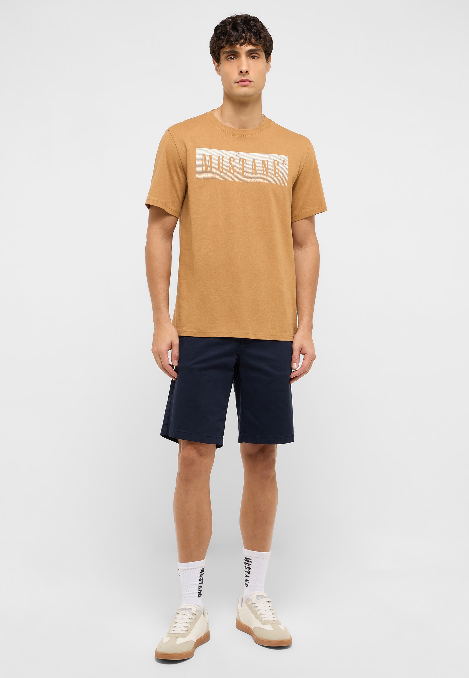 Bekleidung, Kurze Hosen, T-shirt, Person, Schuh