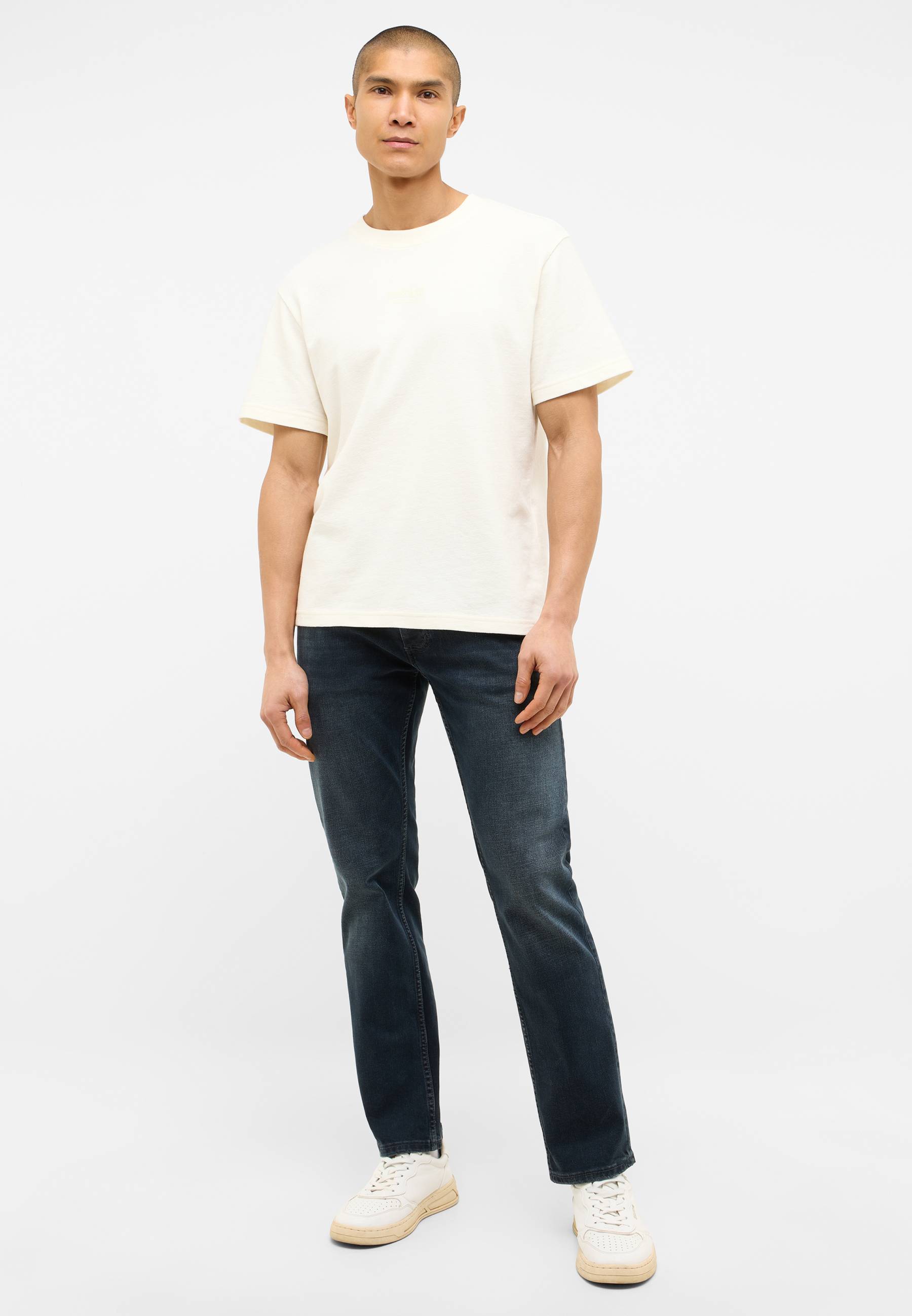 Bekleidung, Hosen, T-shirt, Person, Stehend