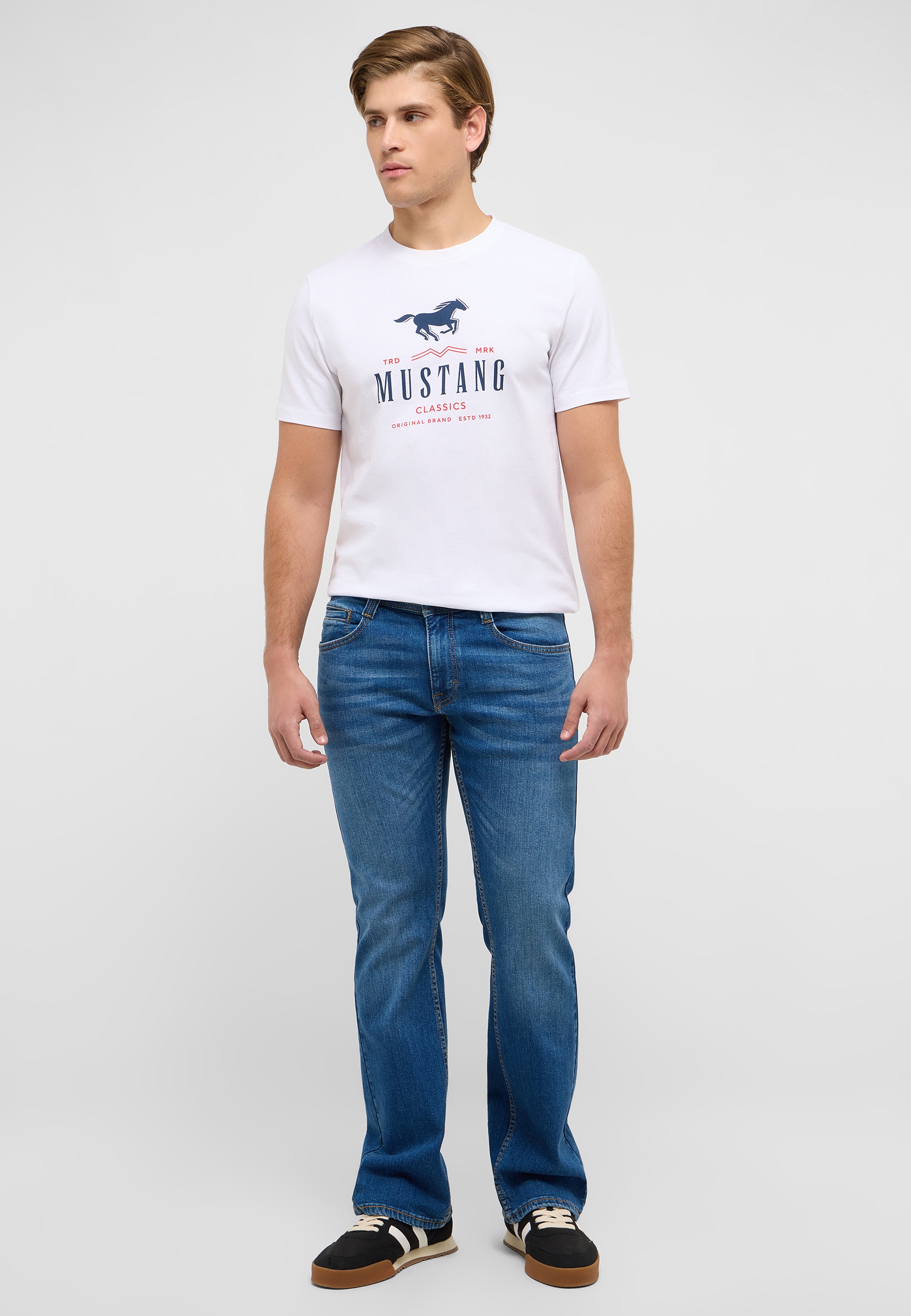 T-shirt, Hosen, Jeanshose, Person, Schuh