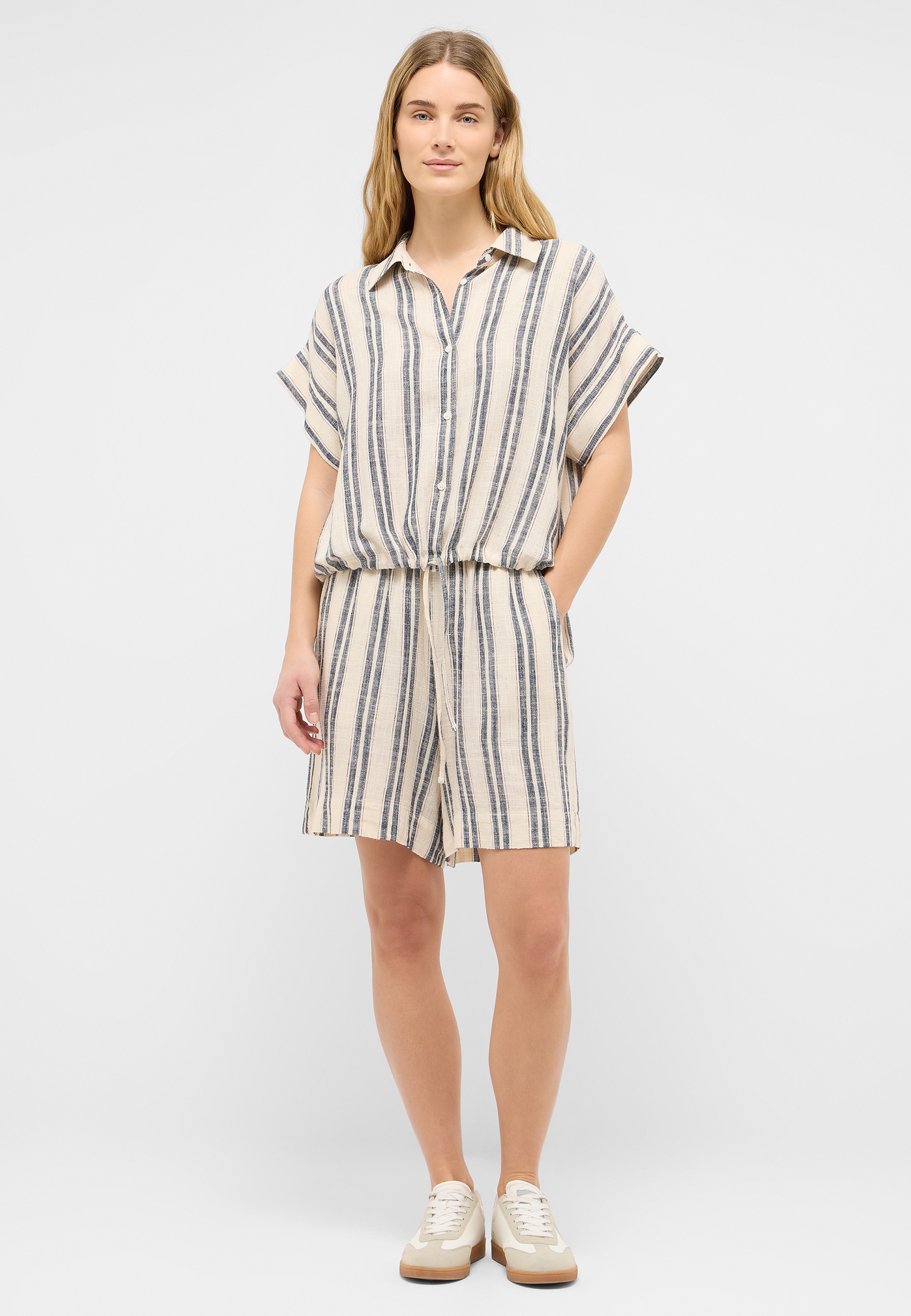 kurzarmigeshemd, gestreifte-lycra, loungewear, kurze-hose, strick-loom