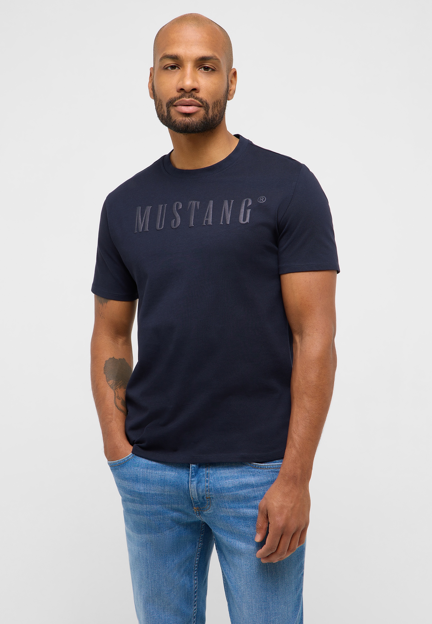 T-shirt, Jeans, Erwachsener, Mann, Person