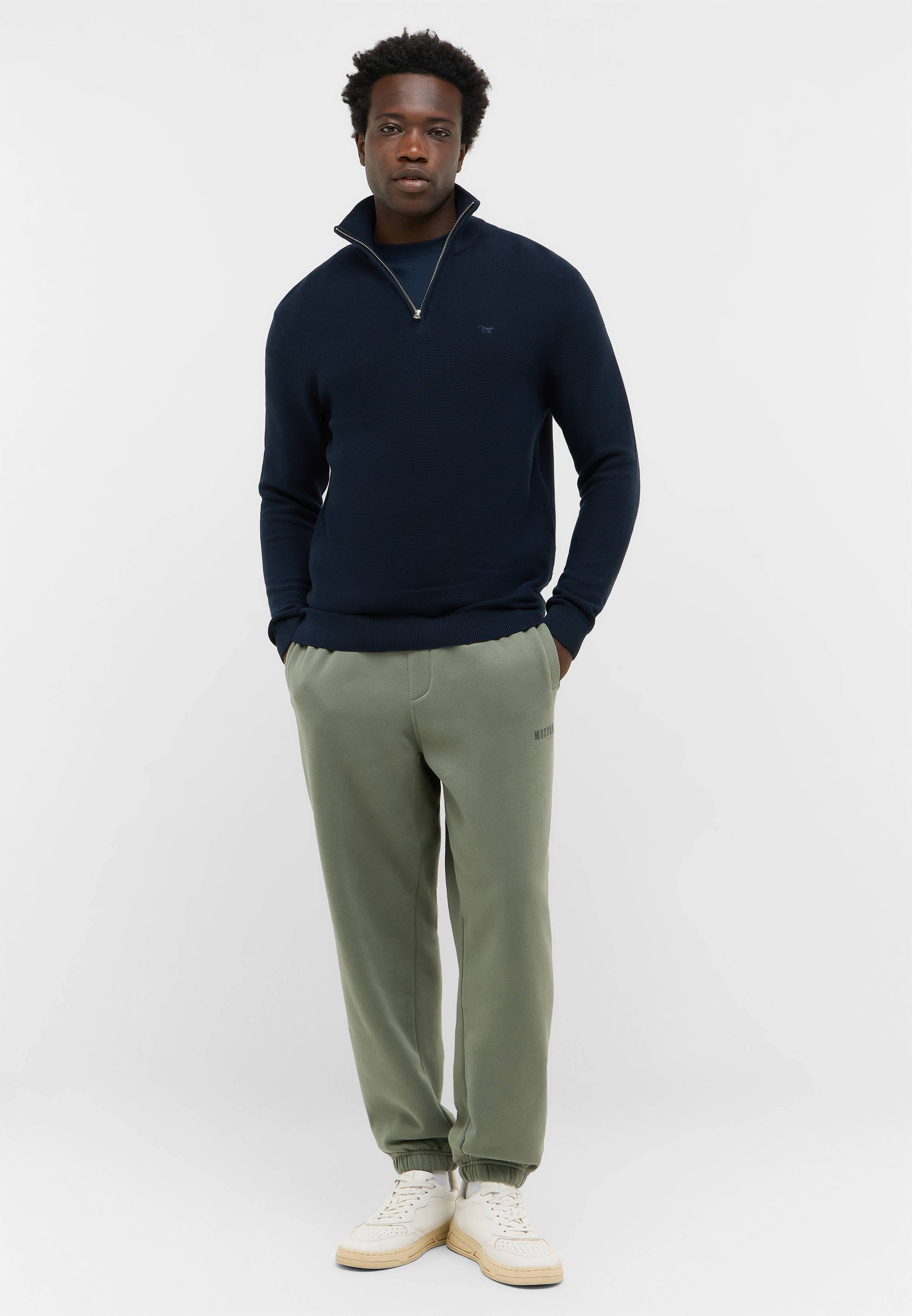 Hosen, Person, Stehend, Langarm, Mann