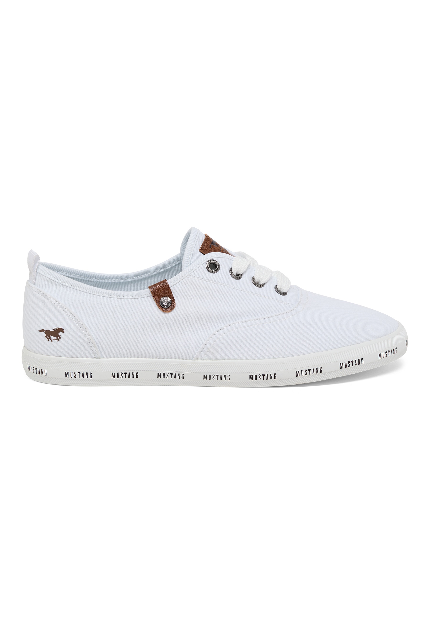 weiße Sneaker, Canvas-Schuhe, Gummisohle, Mustang-Logo, braune Akzente