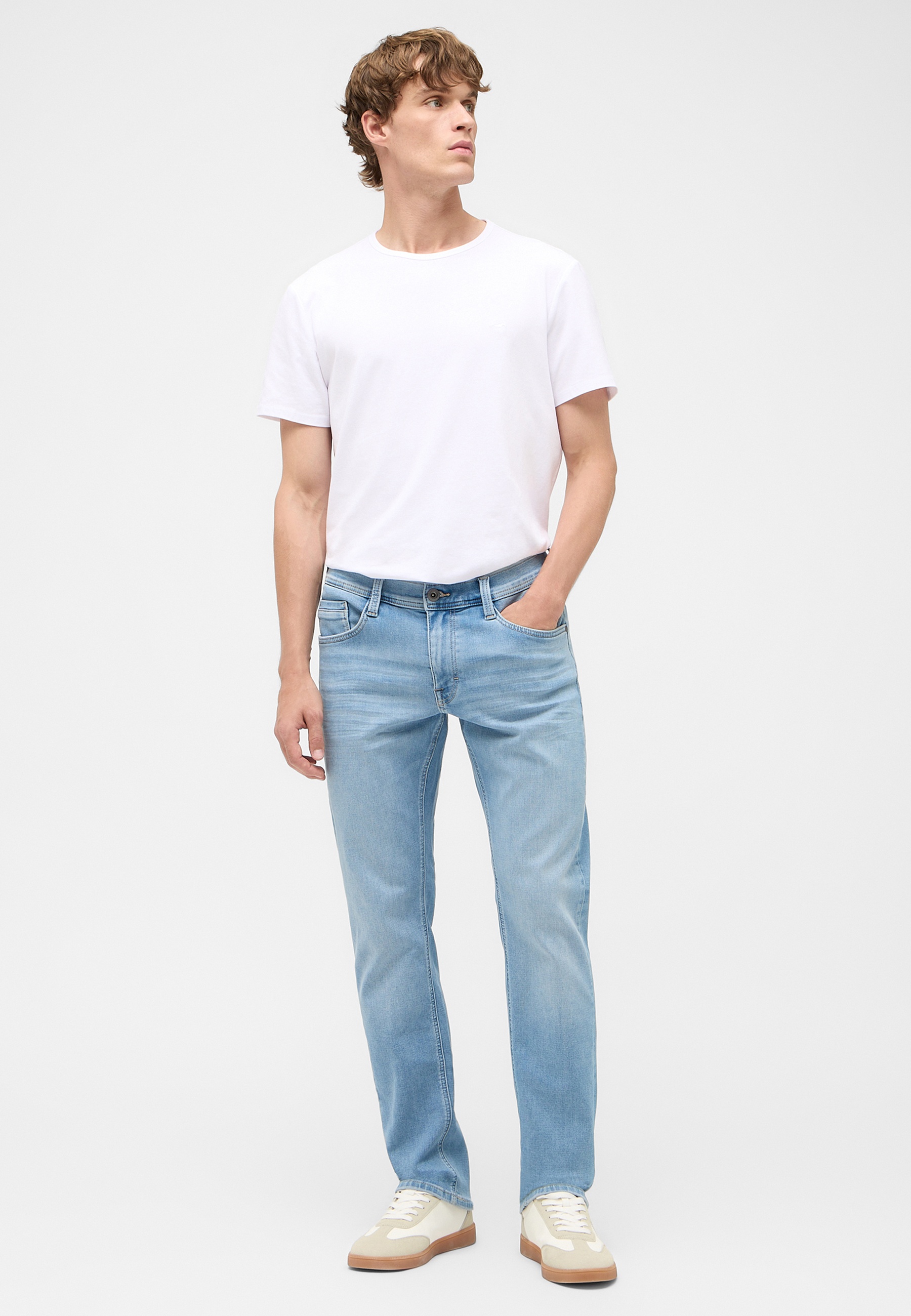 Hosen, Jeans, T-shirt, Person, Stehend