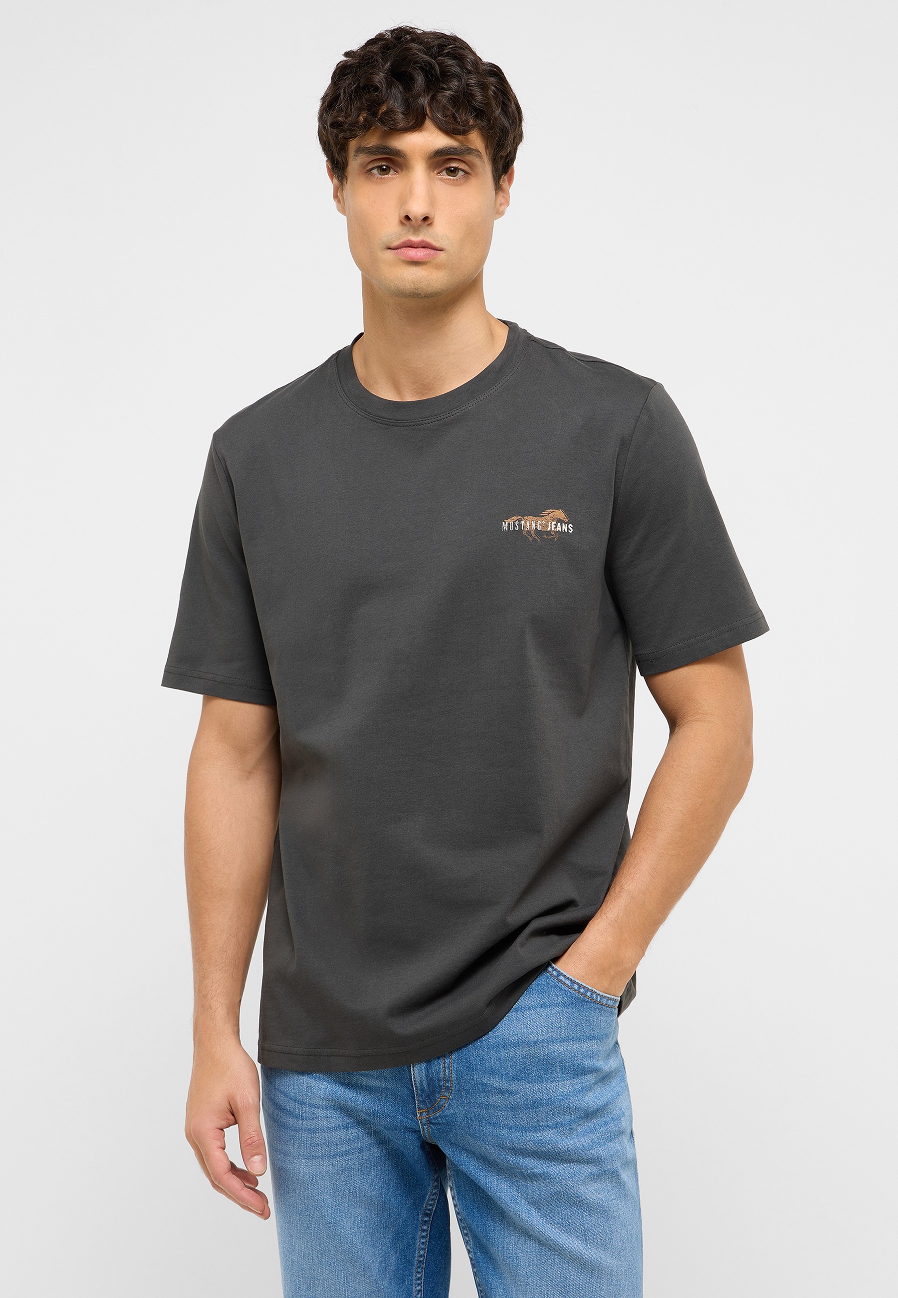 T-shirt, Person, Jeans, Hemd, Ärmel
