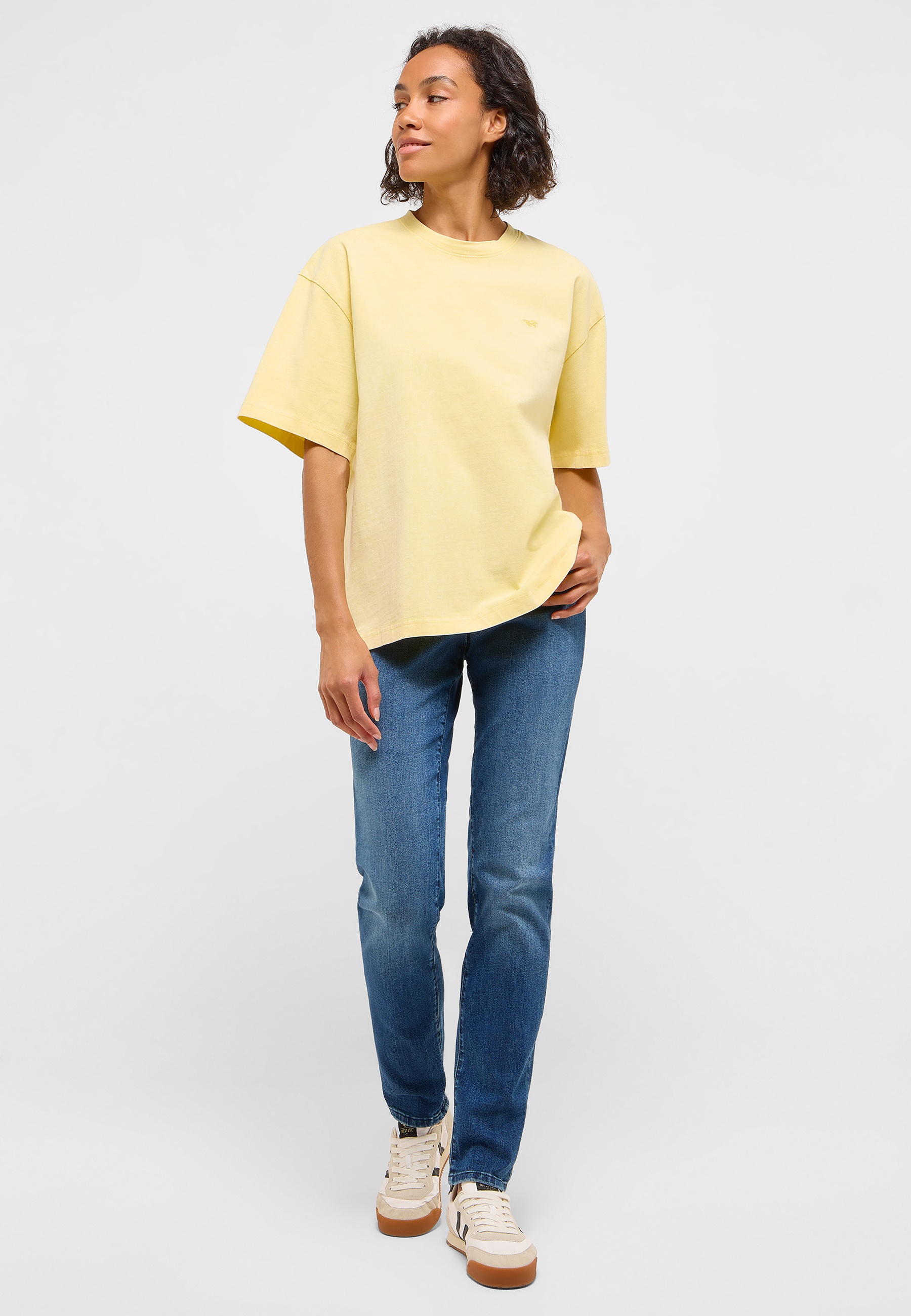 Hosen, Bluse, T-shirt, Jeans, Person