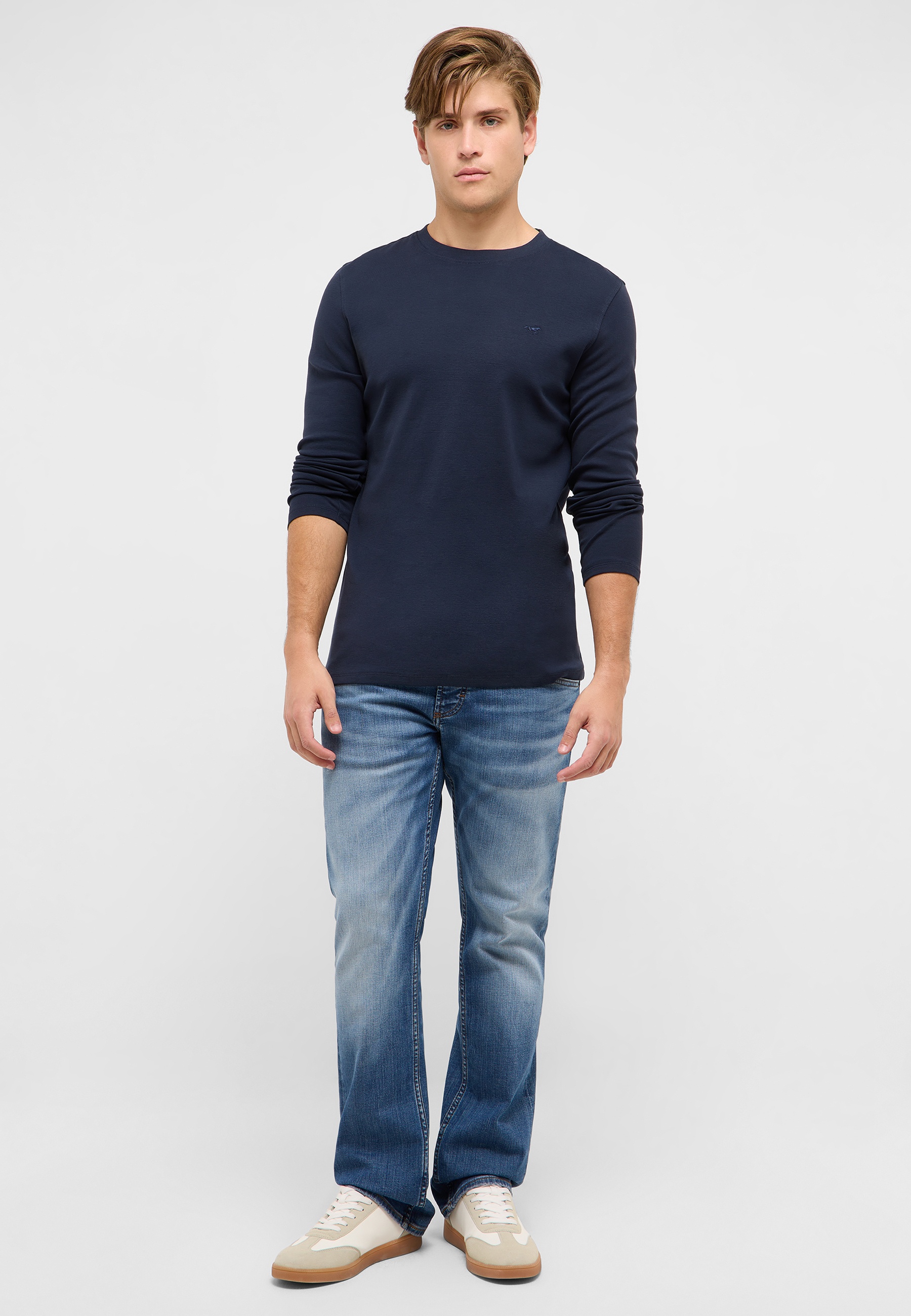 Langarmshirt, Marineblau, Jeans, Sneaker, Casual