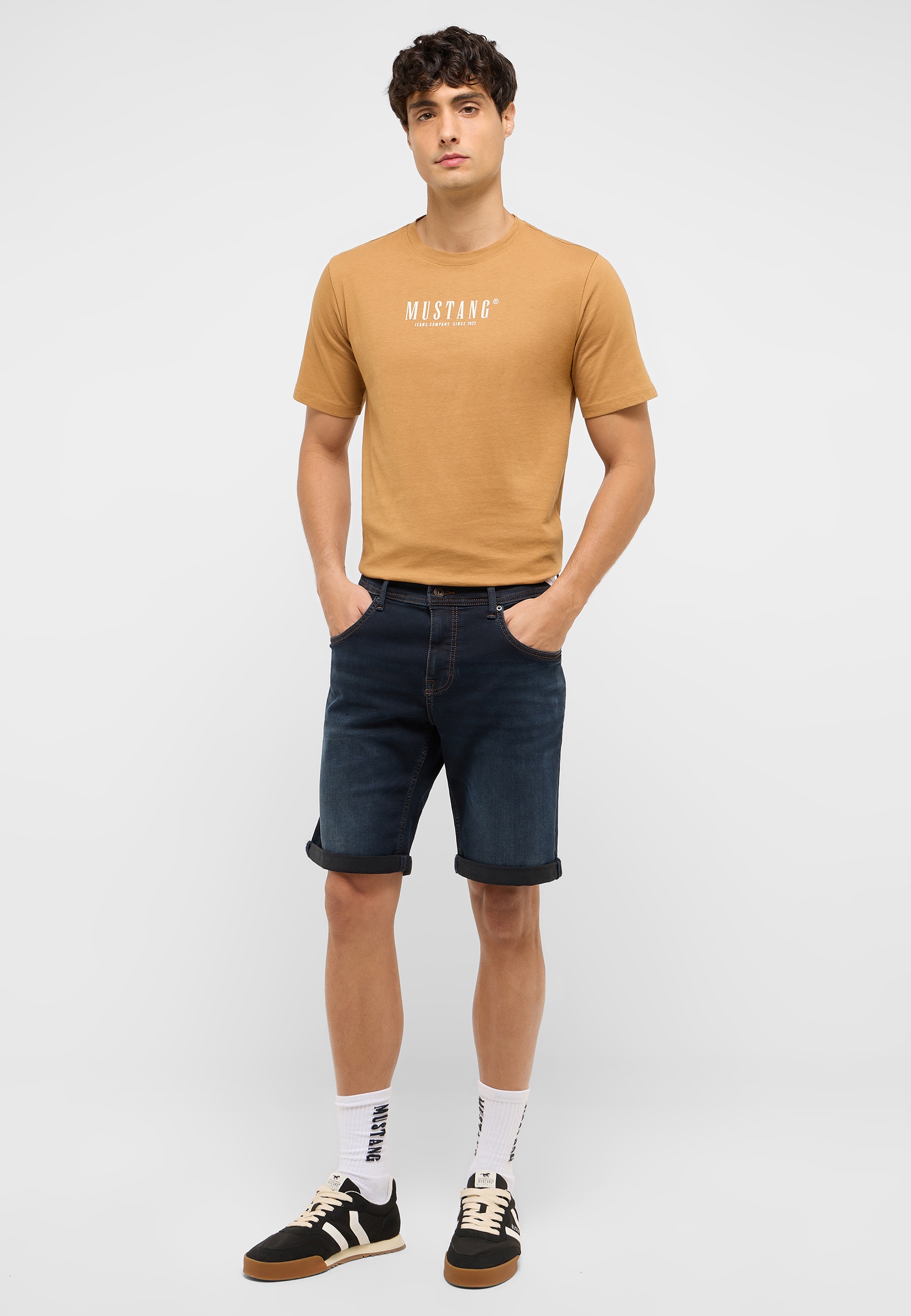 Bekleidung, Kurze Hosen, T-shirt, Person, Schuh