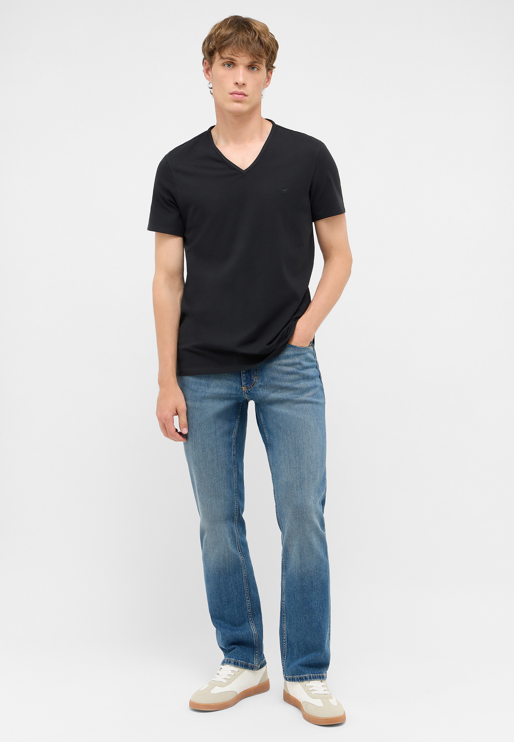 T-shirt, Hosen, Junge, Person, Jugendlich