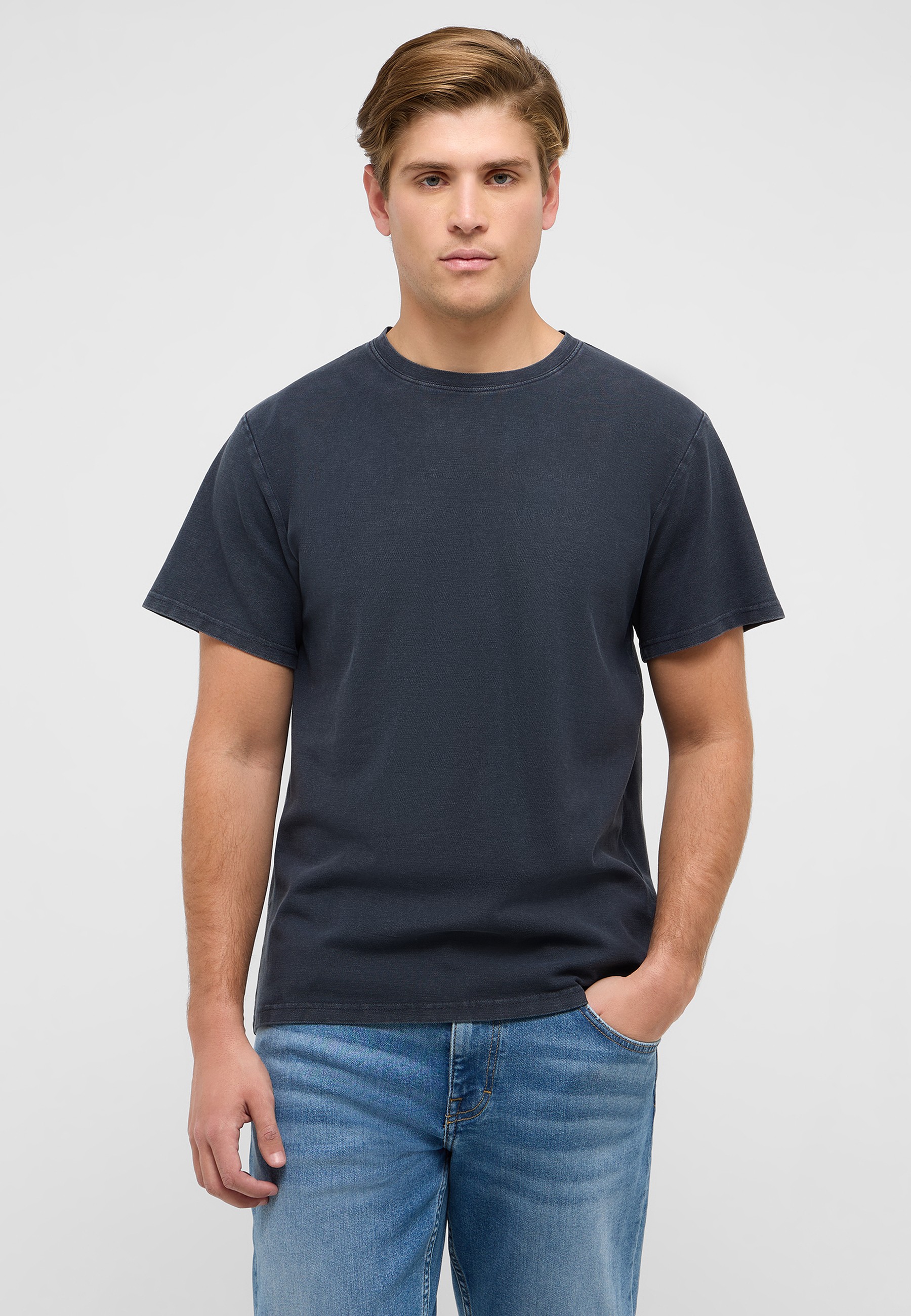 Bekleidung, T-shirt, Person, Jeans, Hosen