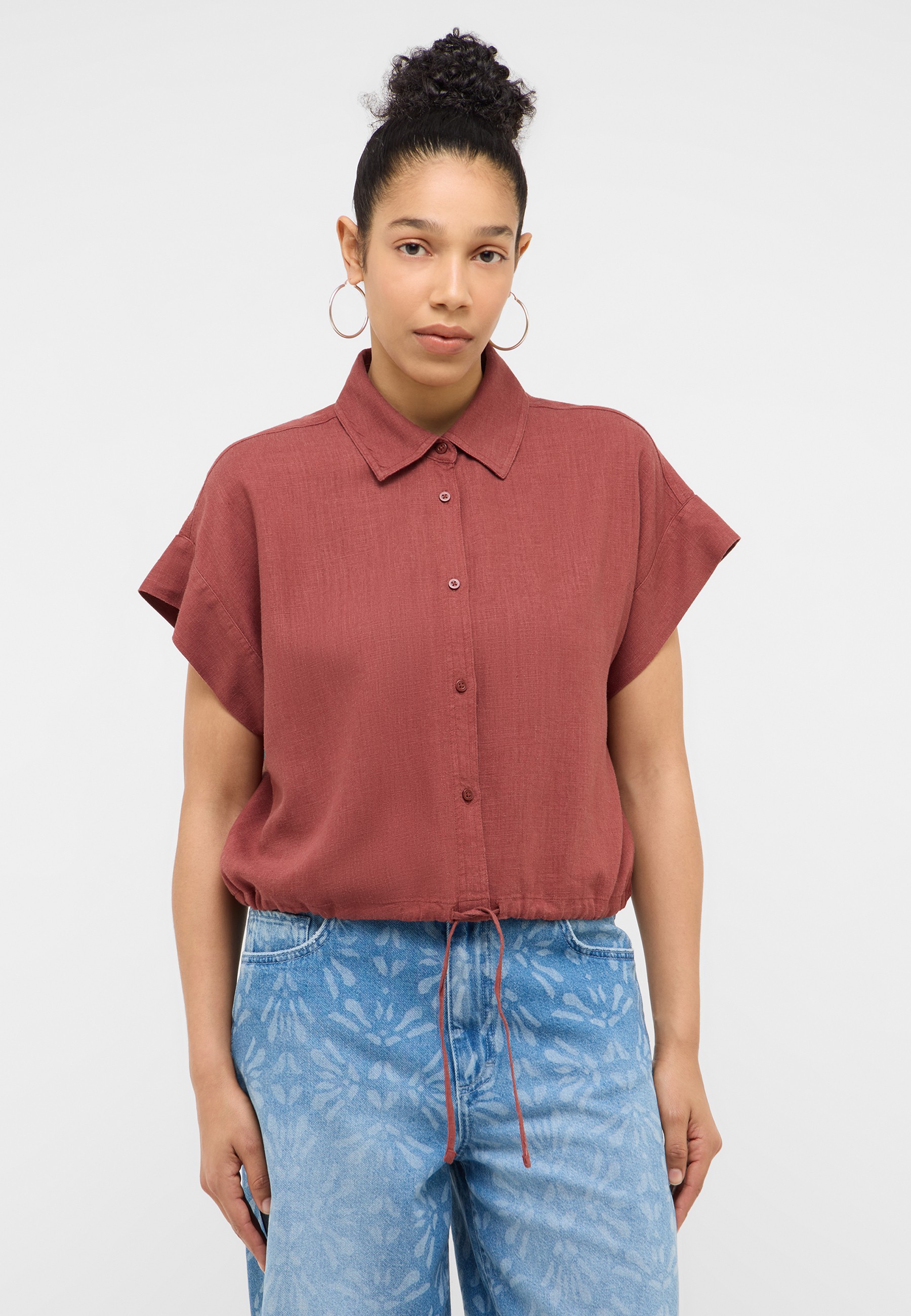 Kurzarm-Hemd, Rotes Hemd, Knopfverschluss, Kordelzug, Jeans mit Muster