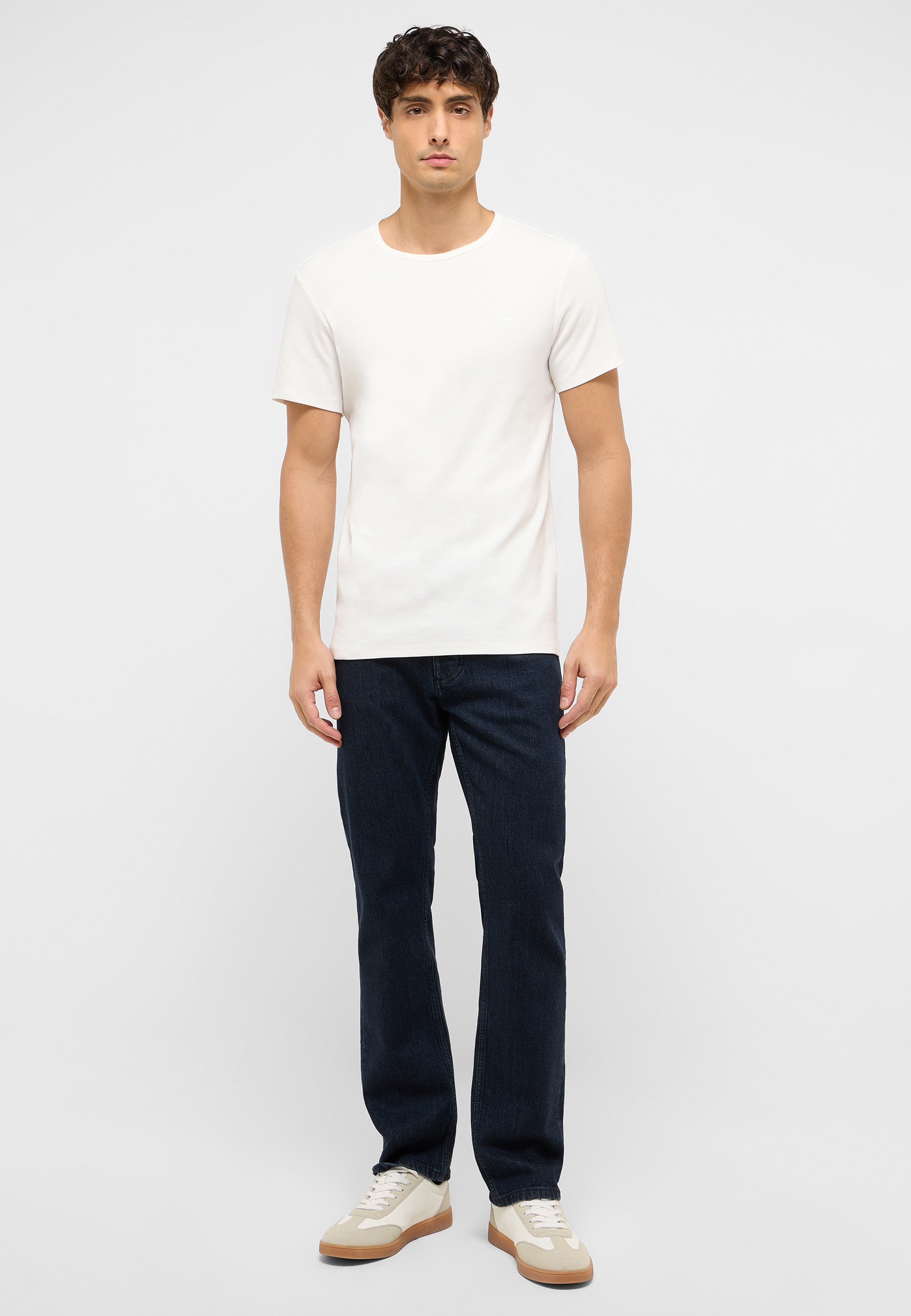 Bekleidung, T-shirt, Hosen, Person, Stehend