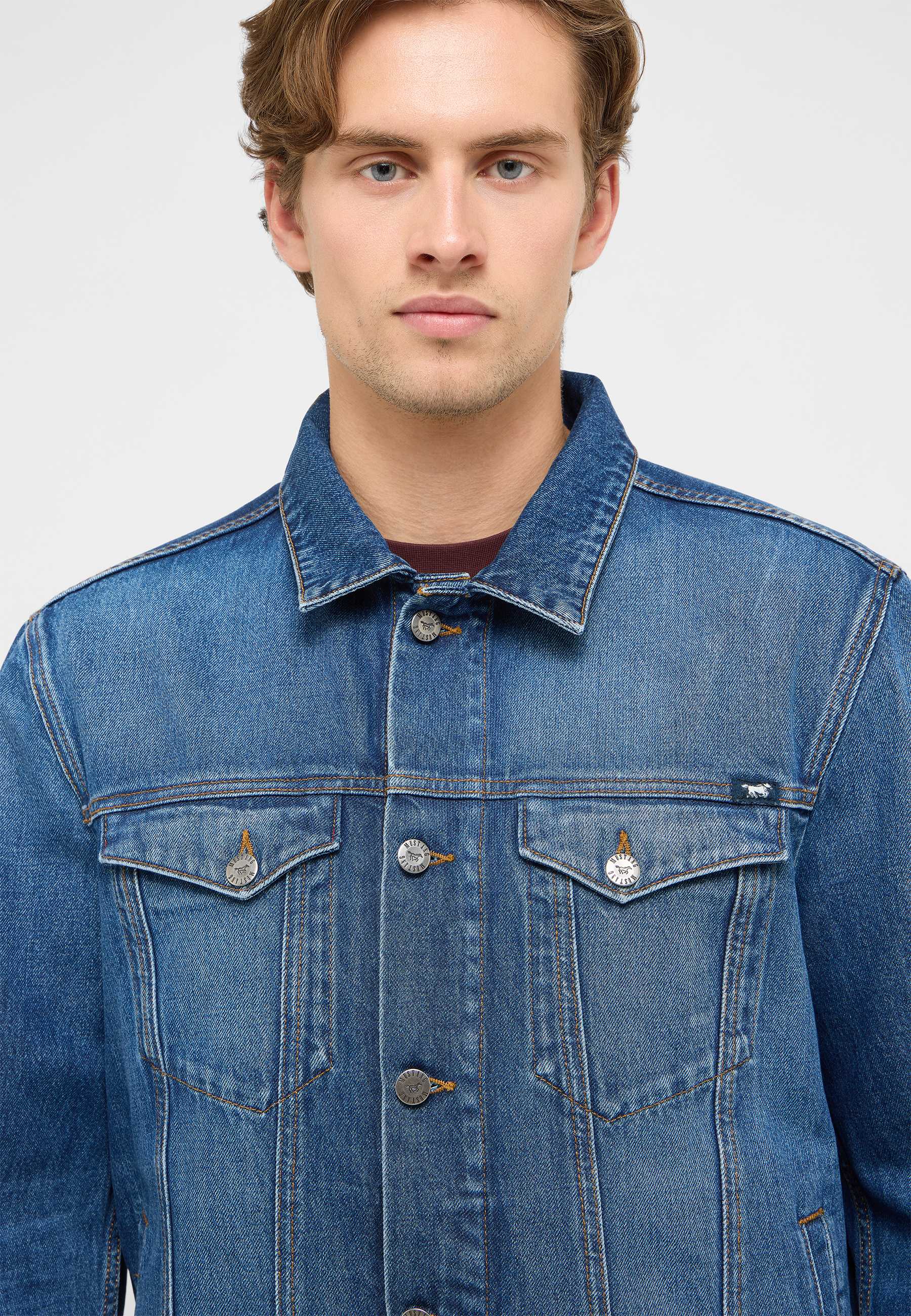 jeansjacke, denim, kleinere taschen, knopfleiste, doppelnaht