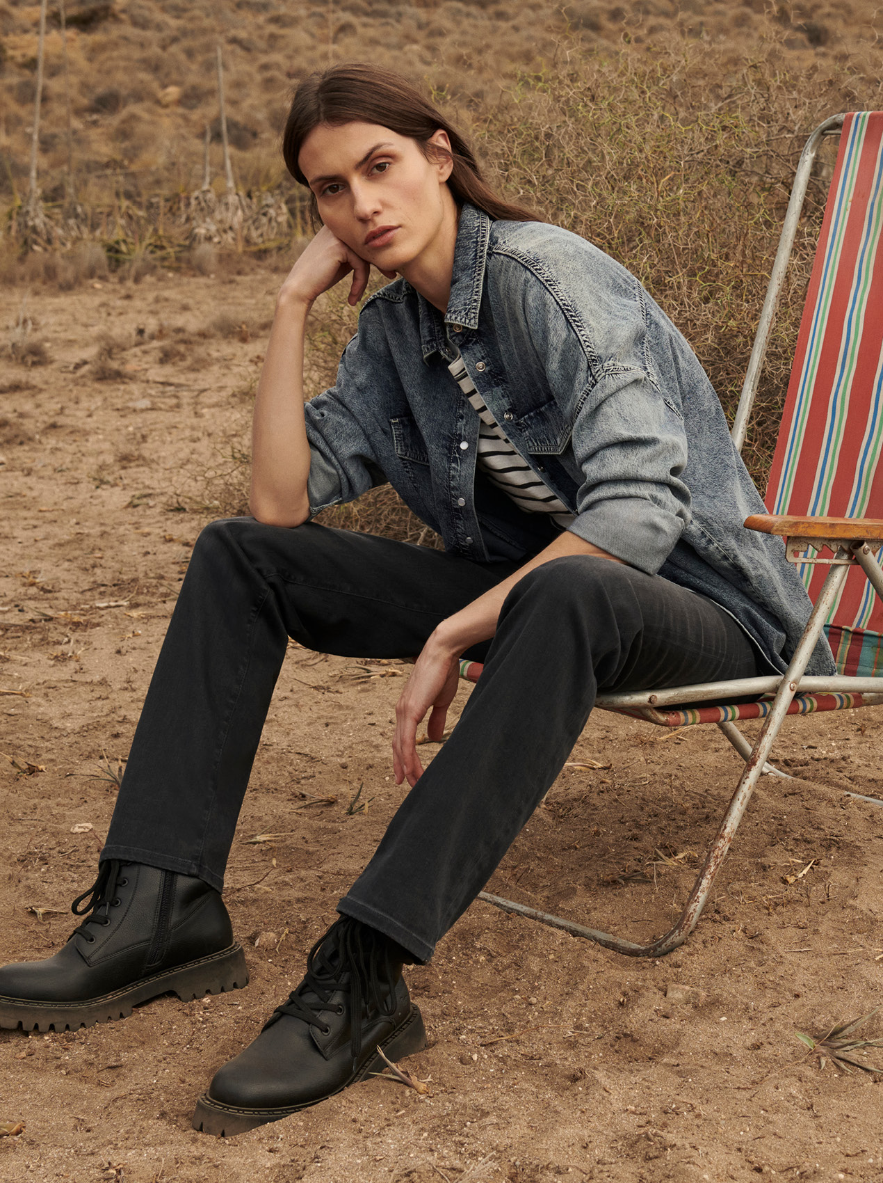 Hosen, Person, Sitzen, Schuh, Jeans