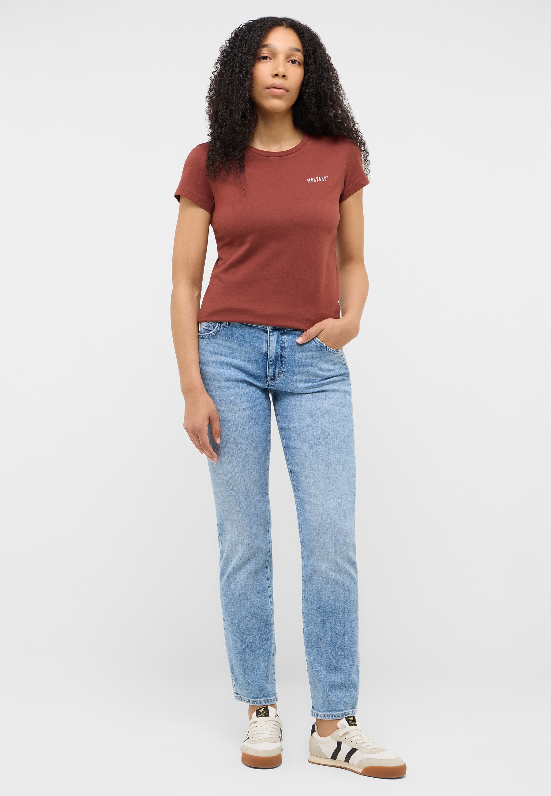 t-shirt, kurzarm, rostrot, logo-Text, jeans