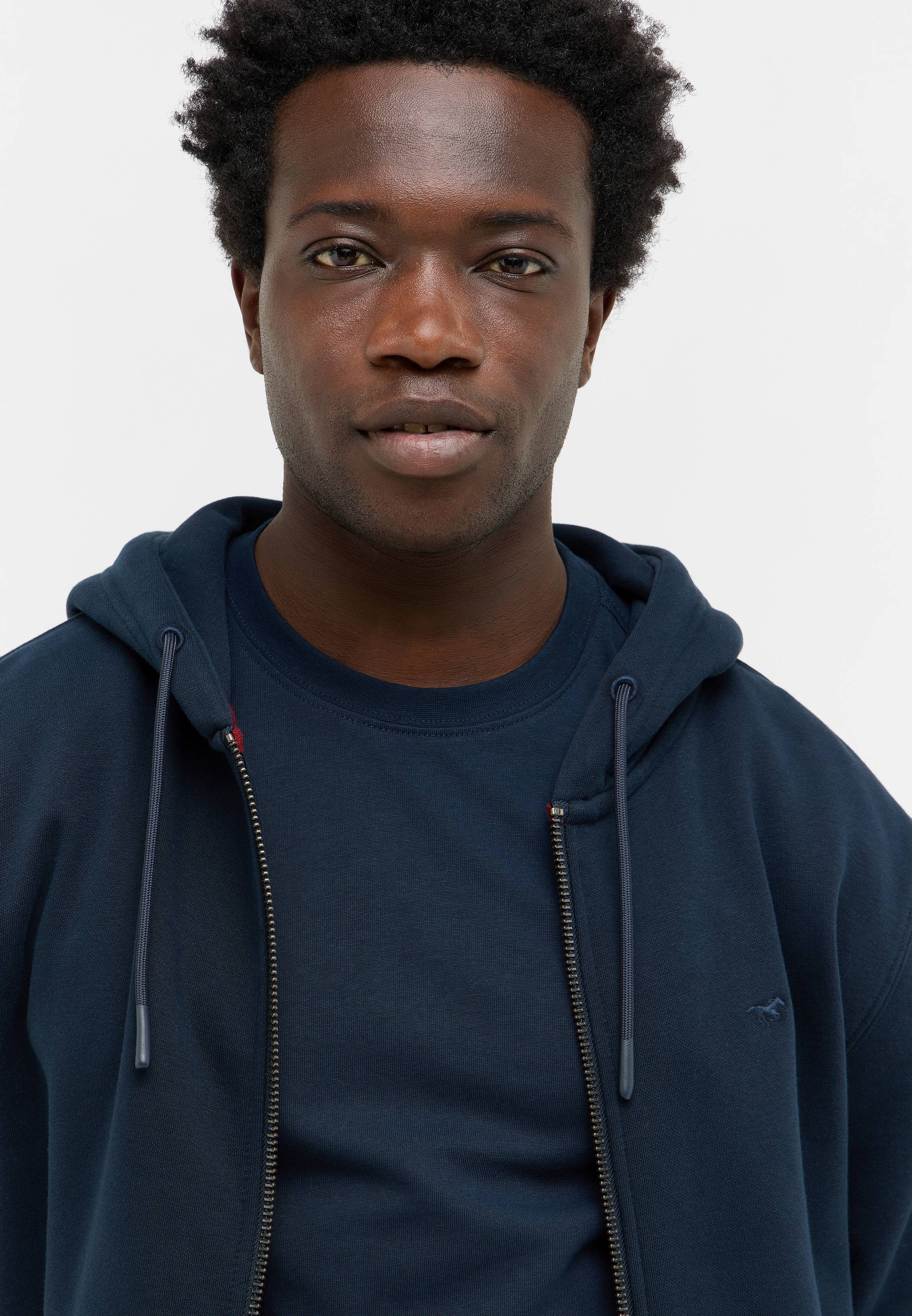 Gesicht, Kopf, Portrait, Hals, Sweatshirt