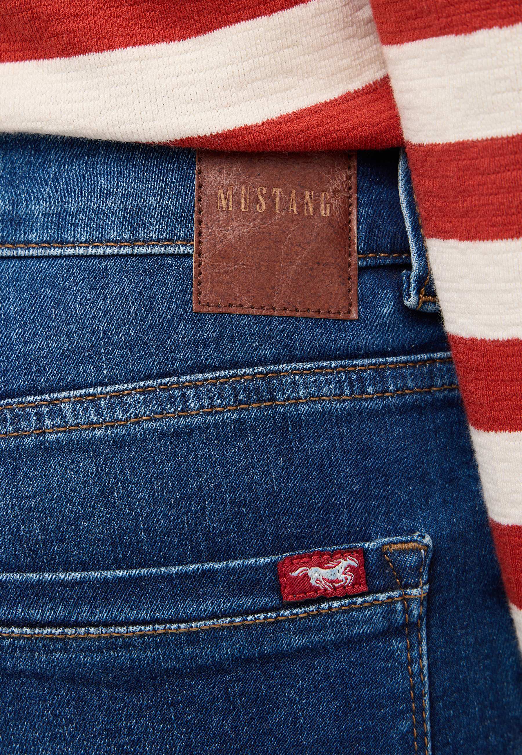 Jeans, Denim, Gesäßtasche, Lederaufnäher, gestreiftes Oberteil