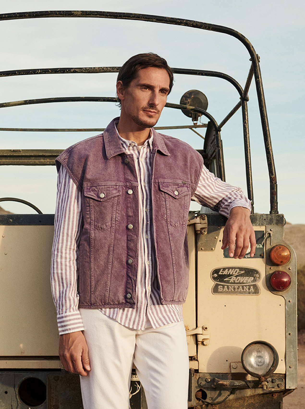 denimvest, lila weste, taillierte weste, taschenklappen, mode herren