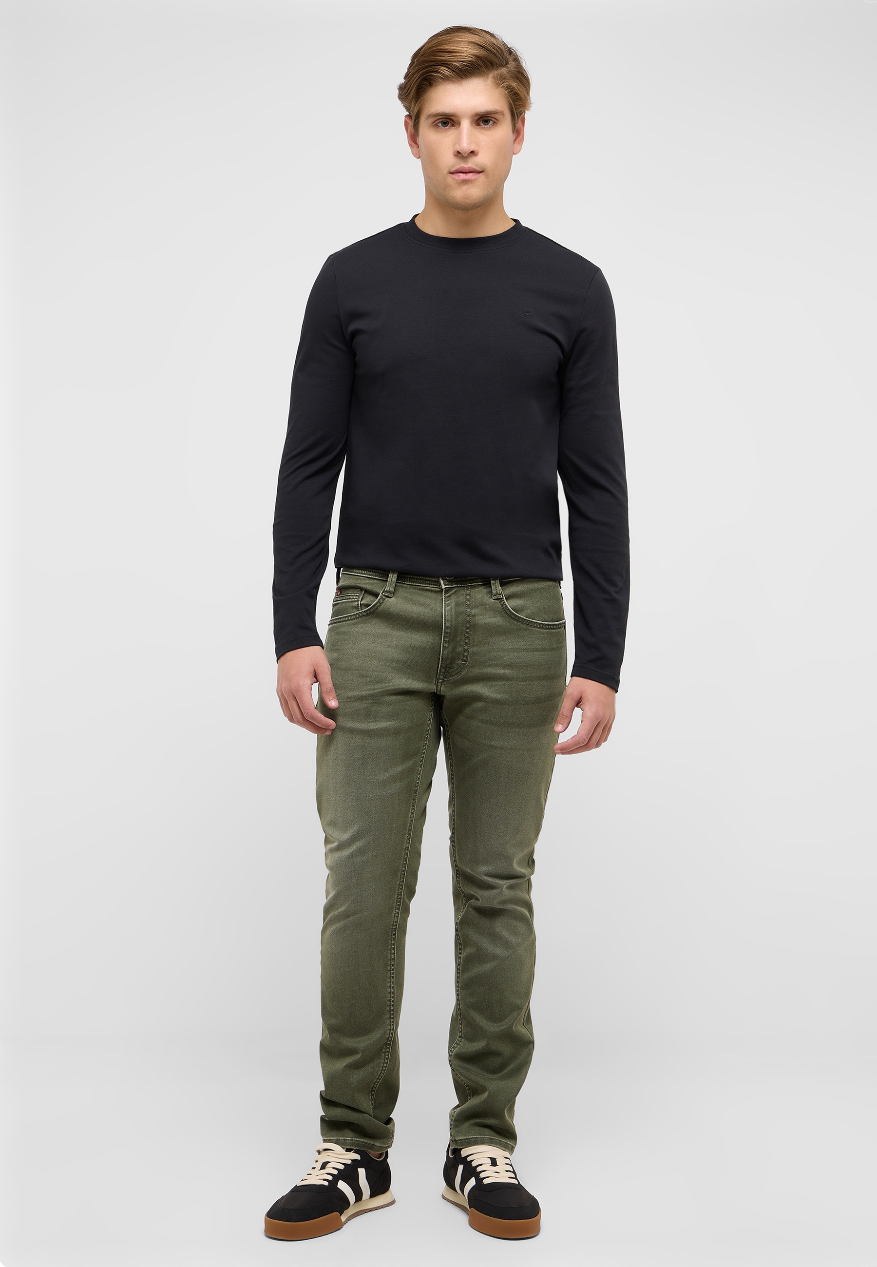 Bekleidung, Hosen, Langarm, Person, Stehend