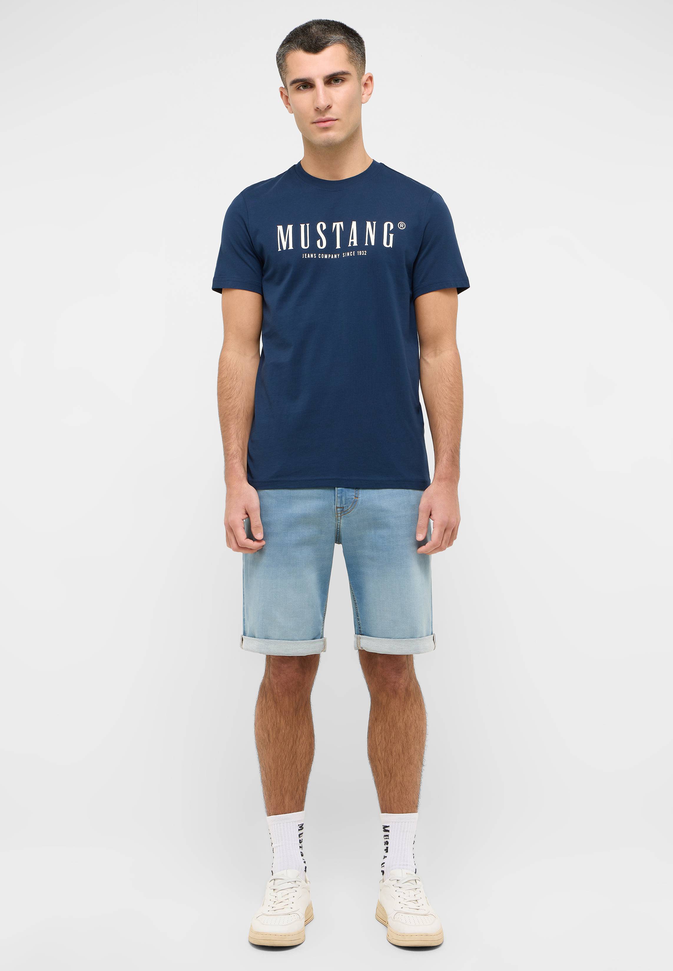 Bekleidung, Kurze Hosen, T-shirt, Person, Hemd