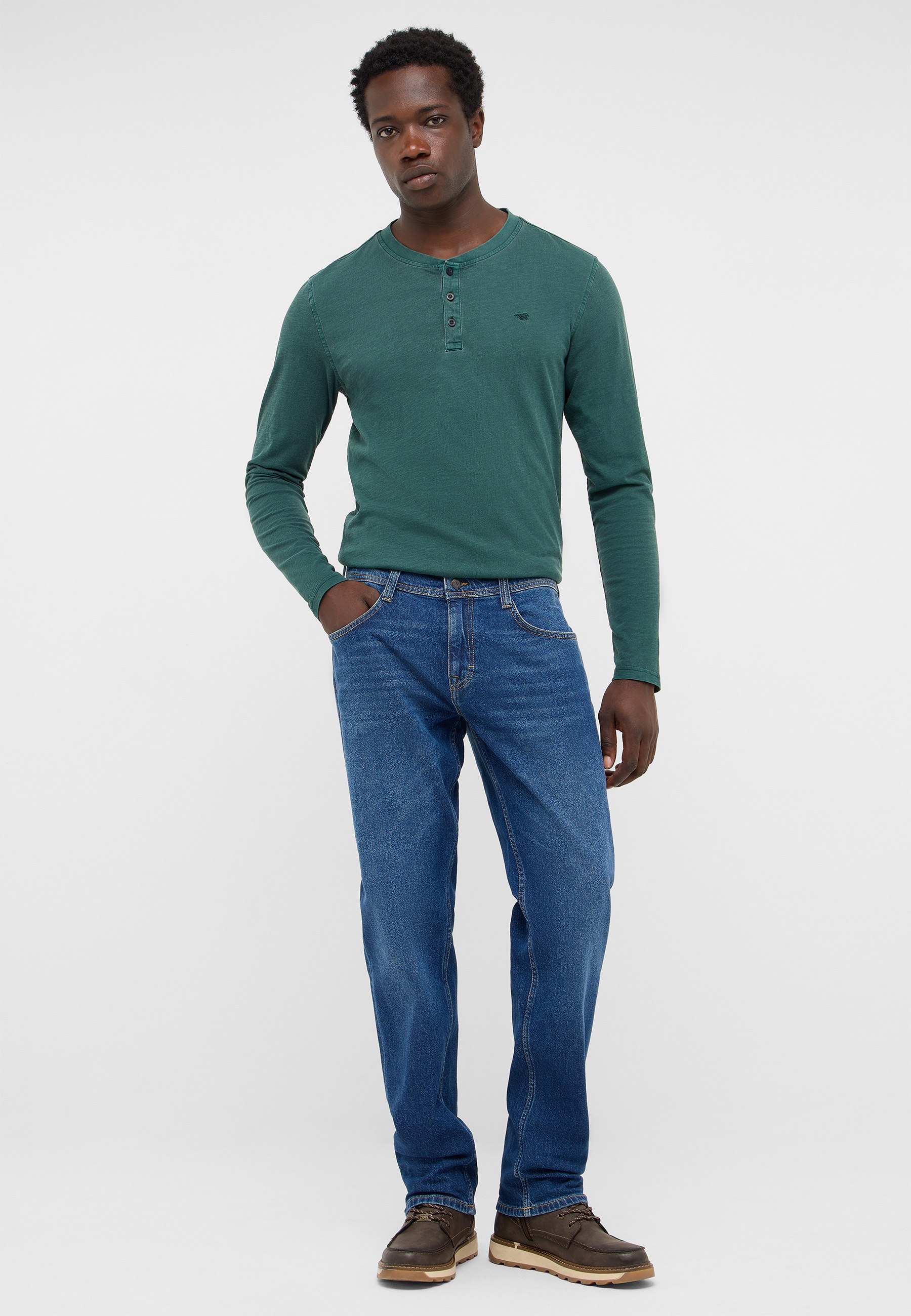 langsame, Henley, grün, Jeans, Lederschuhe