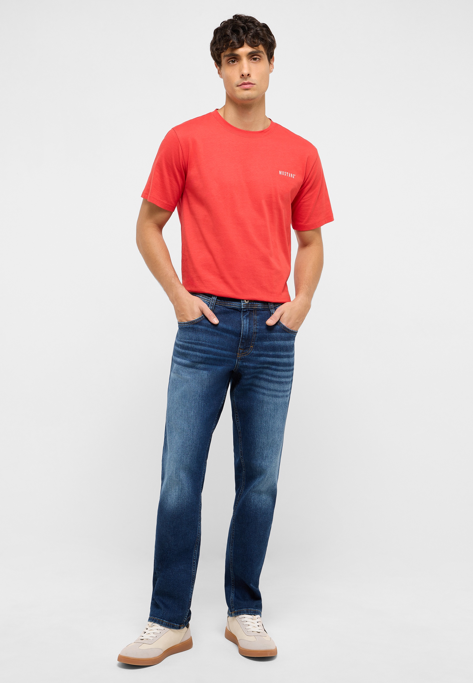Hosen, T-shirt, Jeans, Person, Stehend