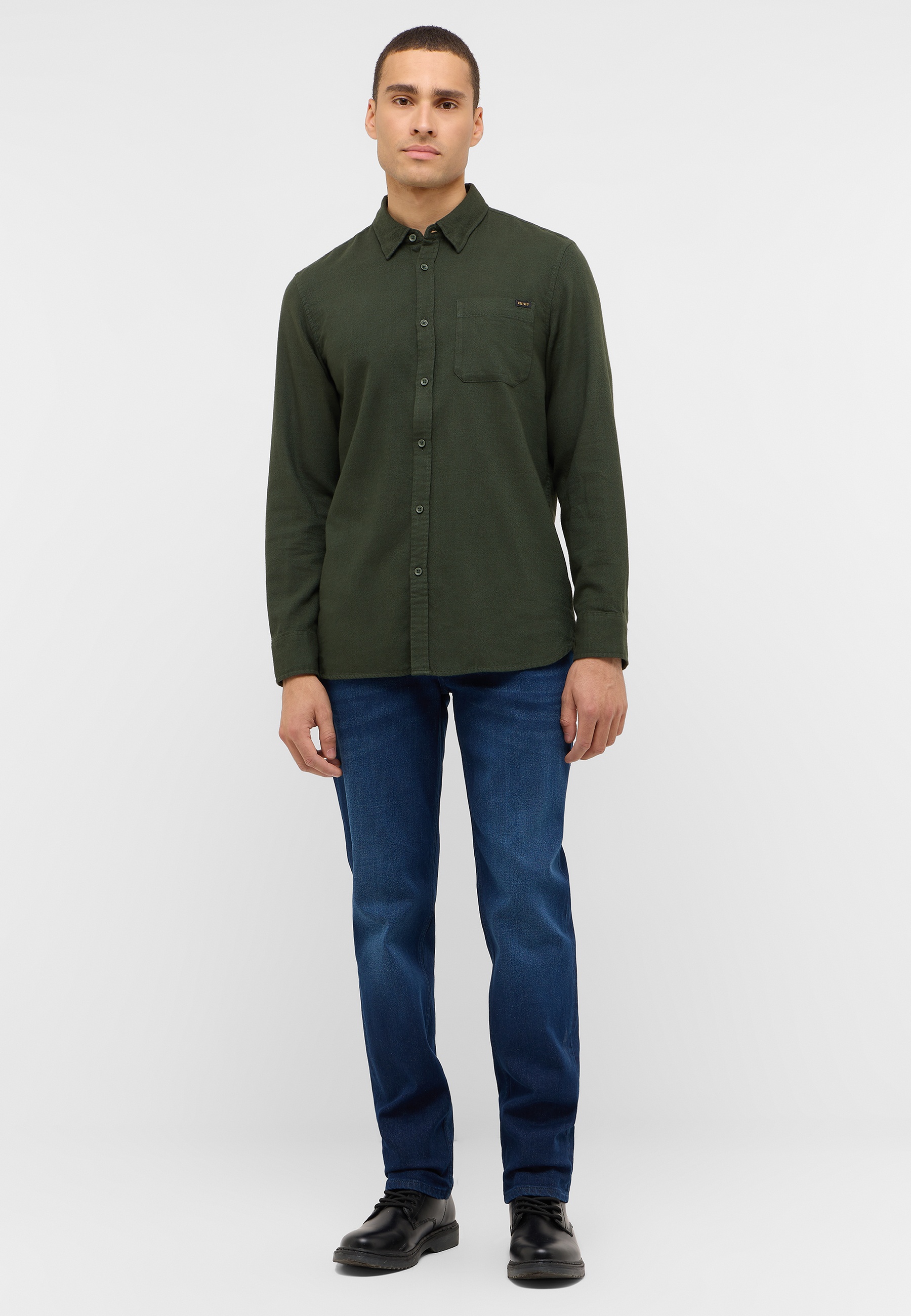 Hemd, Langarm, Hosen, Person, Stehend