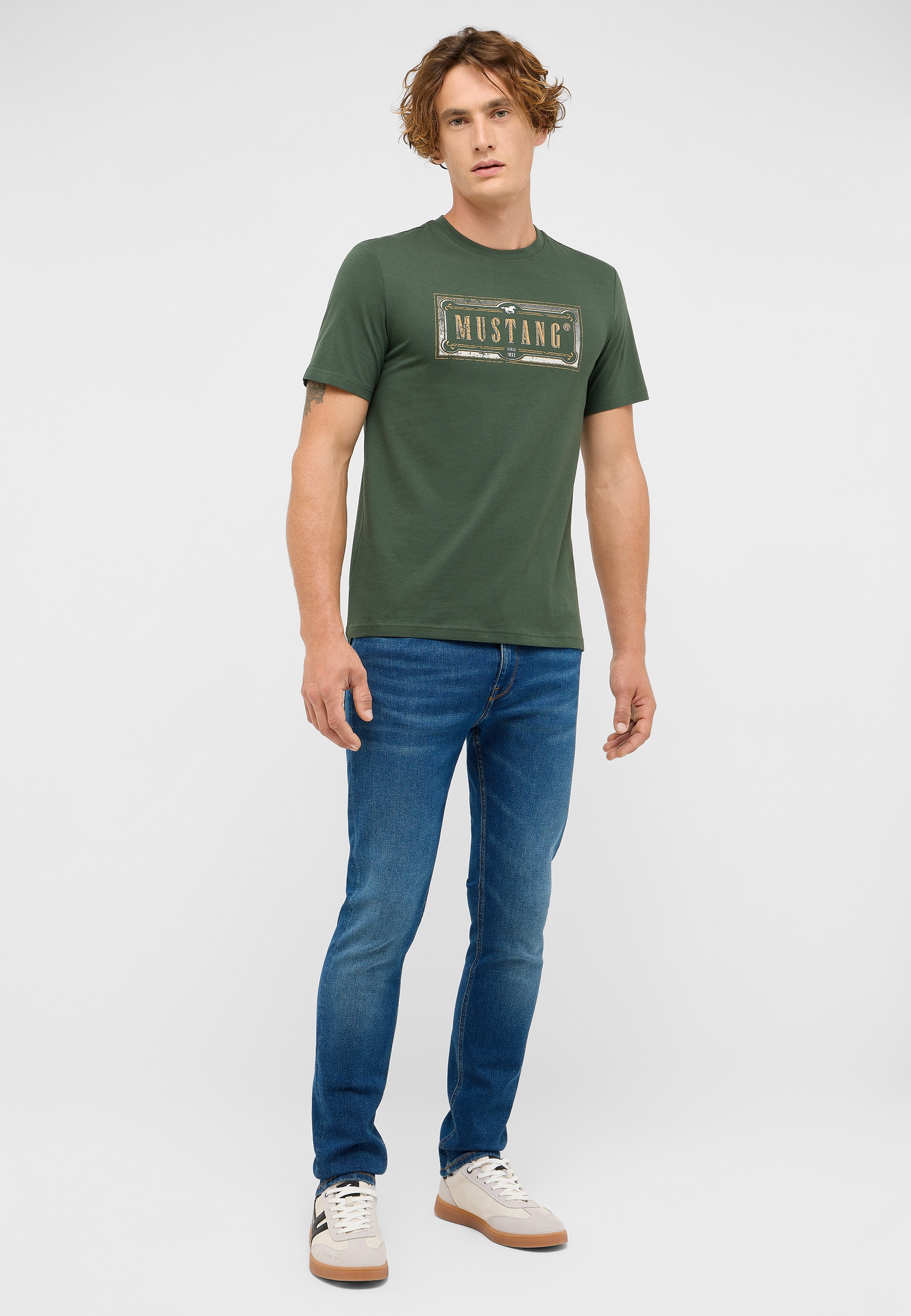 T-shirt, Hosen, Junge, Person, Jugendlich