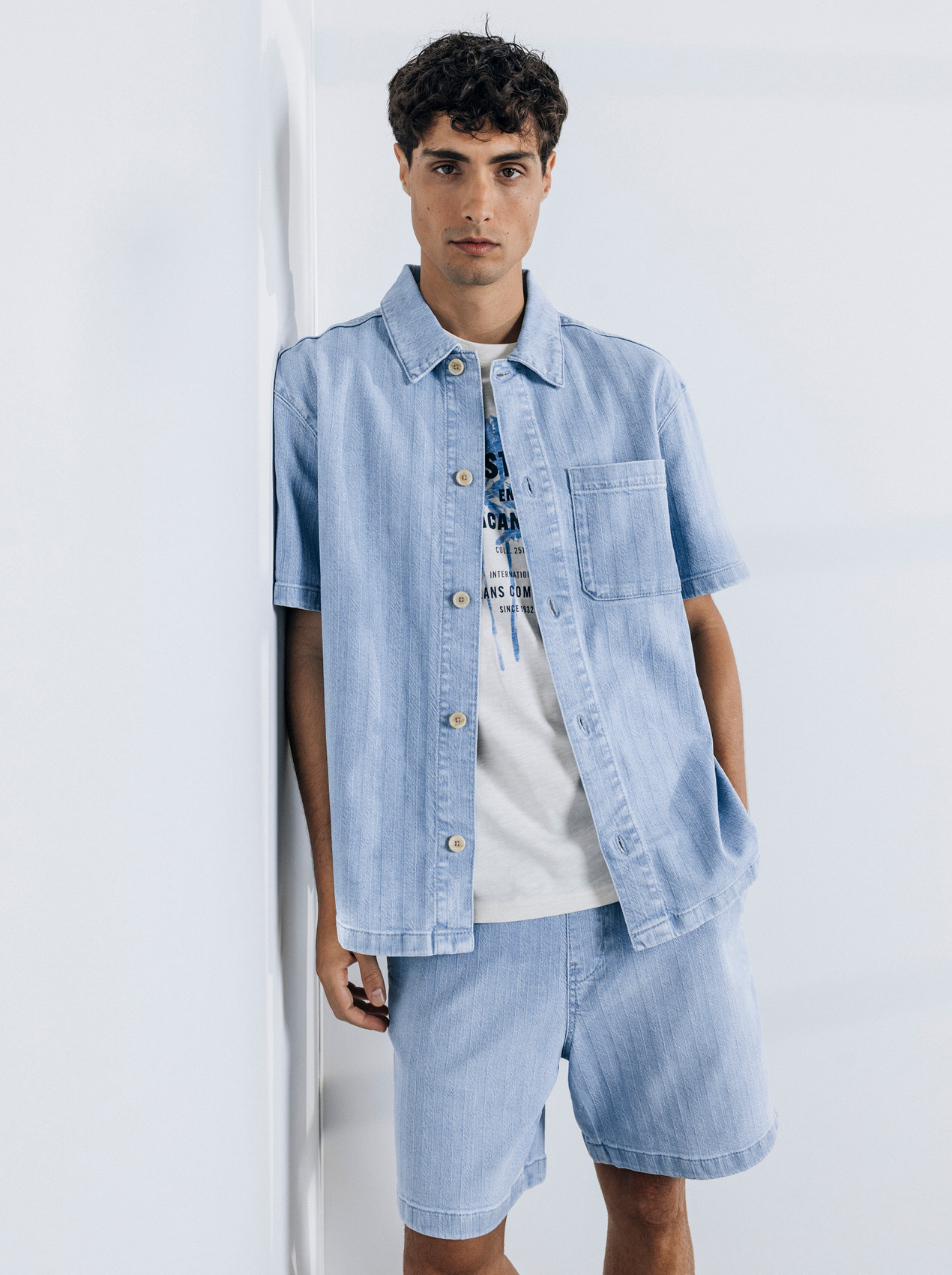 Bekleidung, Hosen, Hemd, Person, Kurze Hose