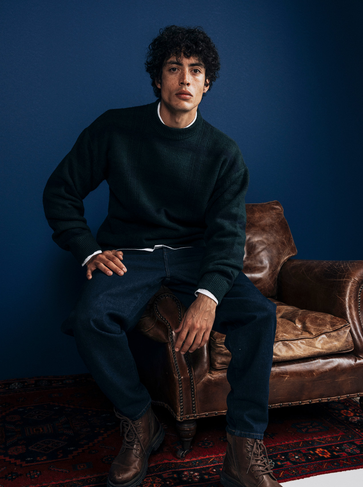 Pullover, dunkelgrün, Rundhals, Jeans, Stiefel