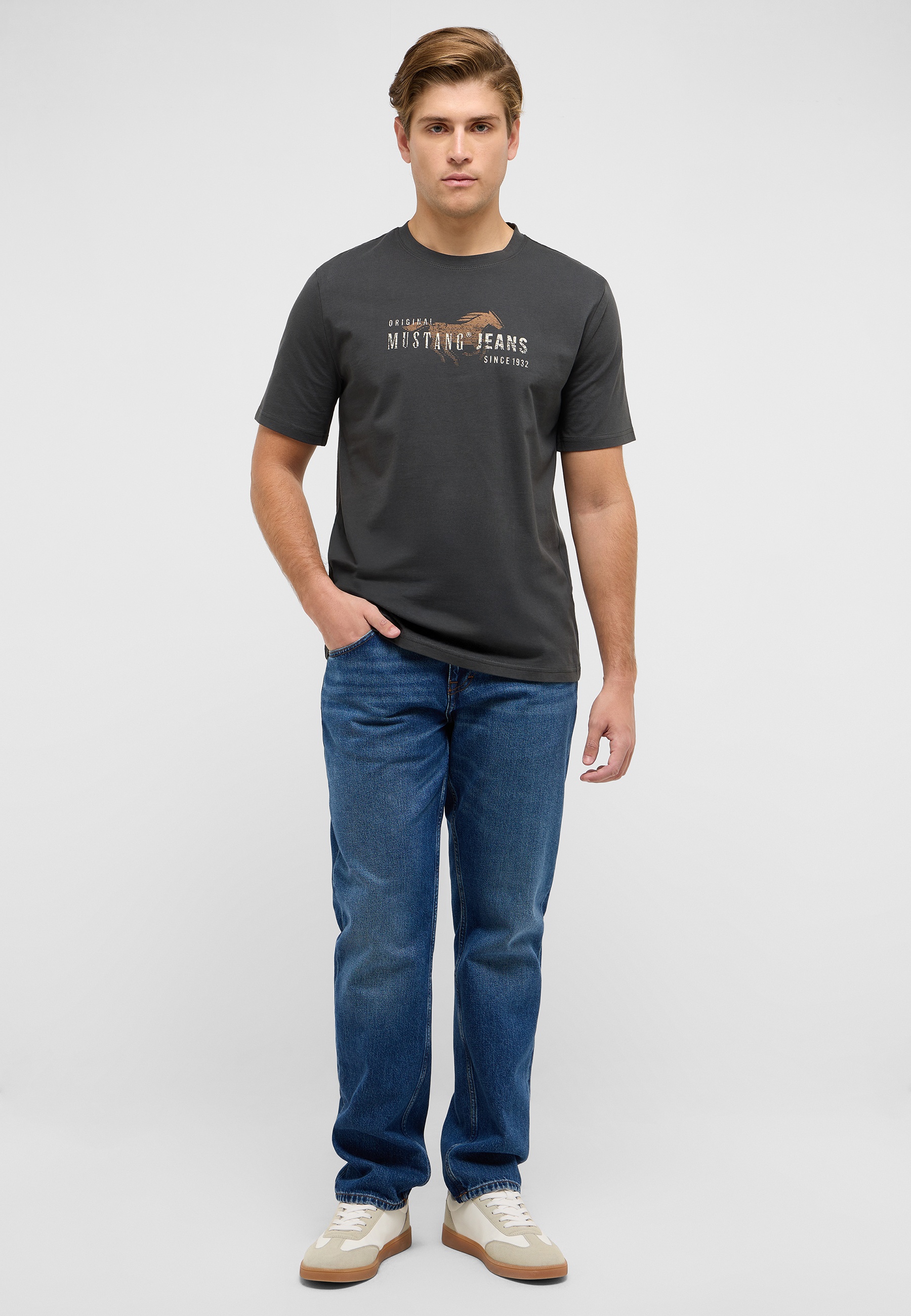 T-shirt, Hosen, Jeanshose, Person, Stehend