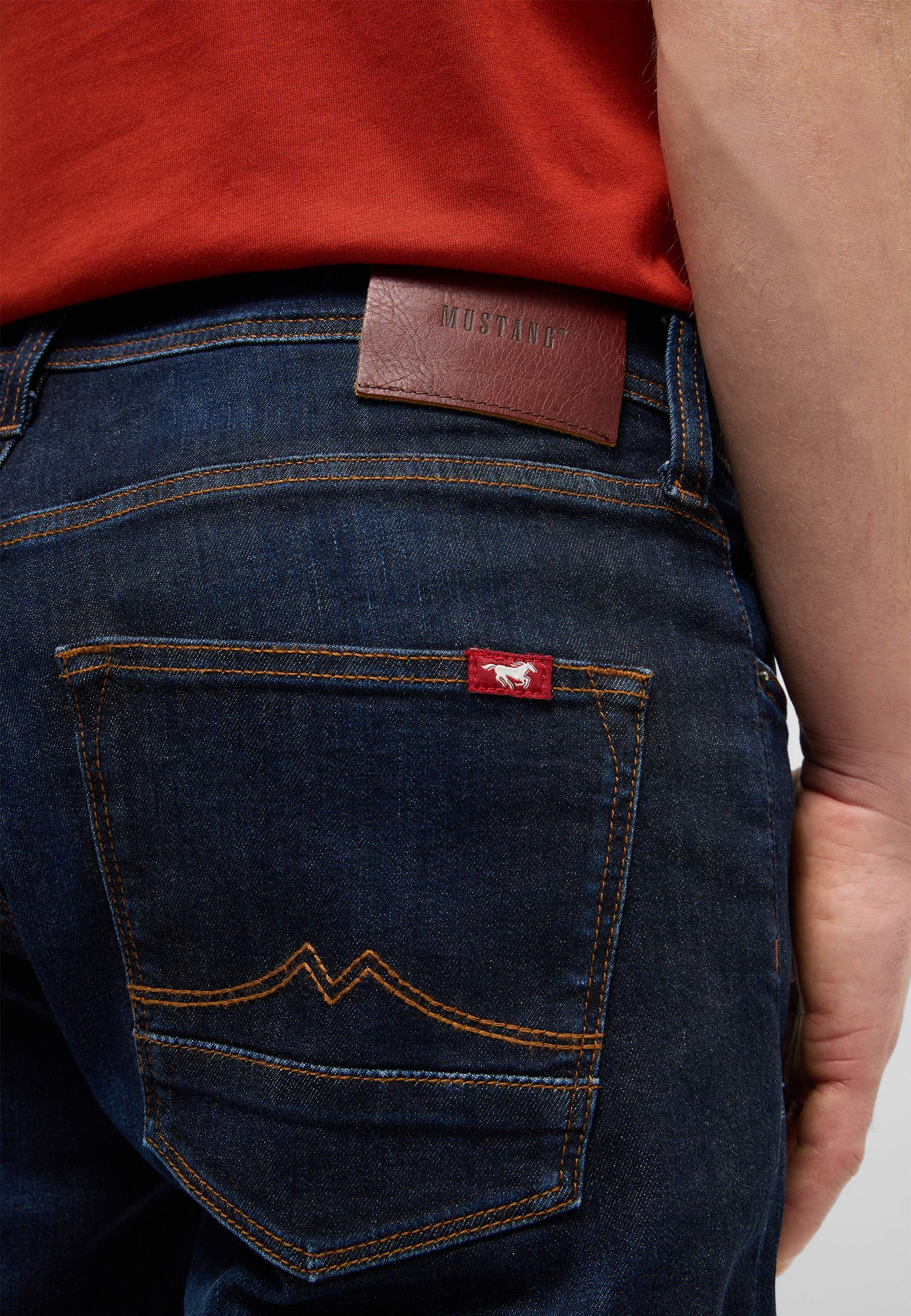 jeans, Denim, Hintertasche, rotes Label, braune Lederlasche