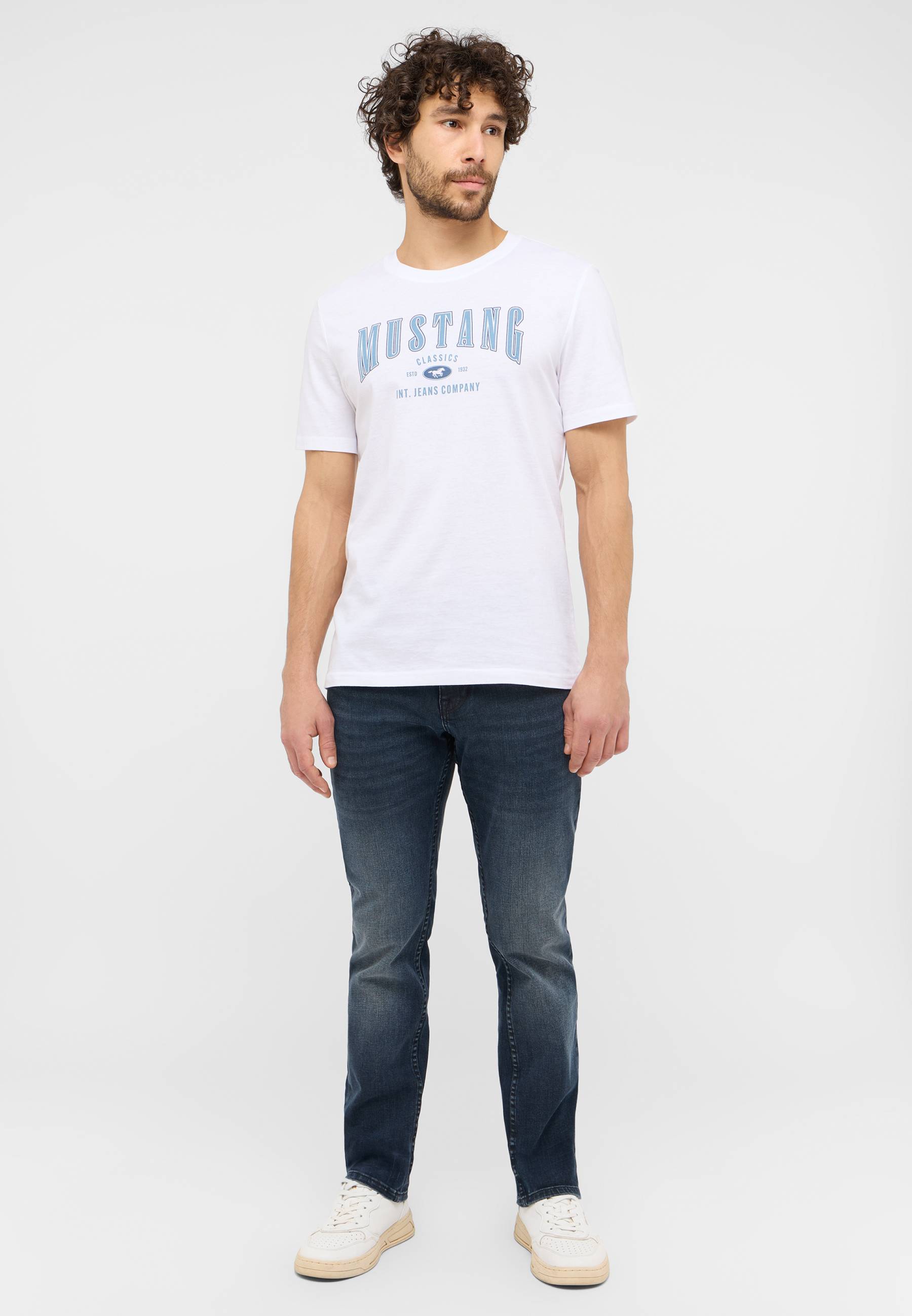 T-shirt, Hosen, Junge, Person, Jugendlich