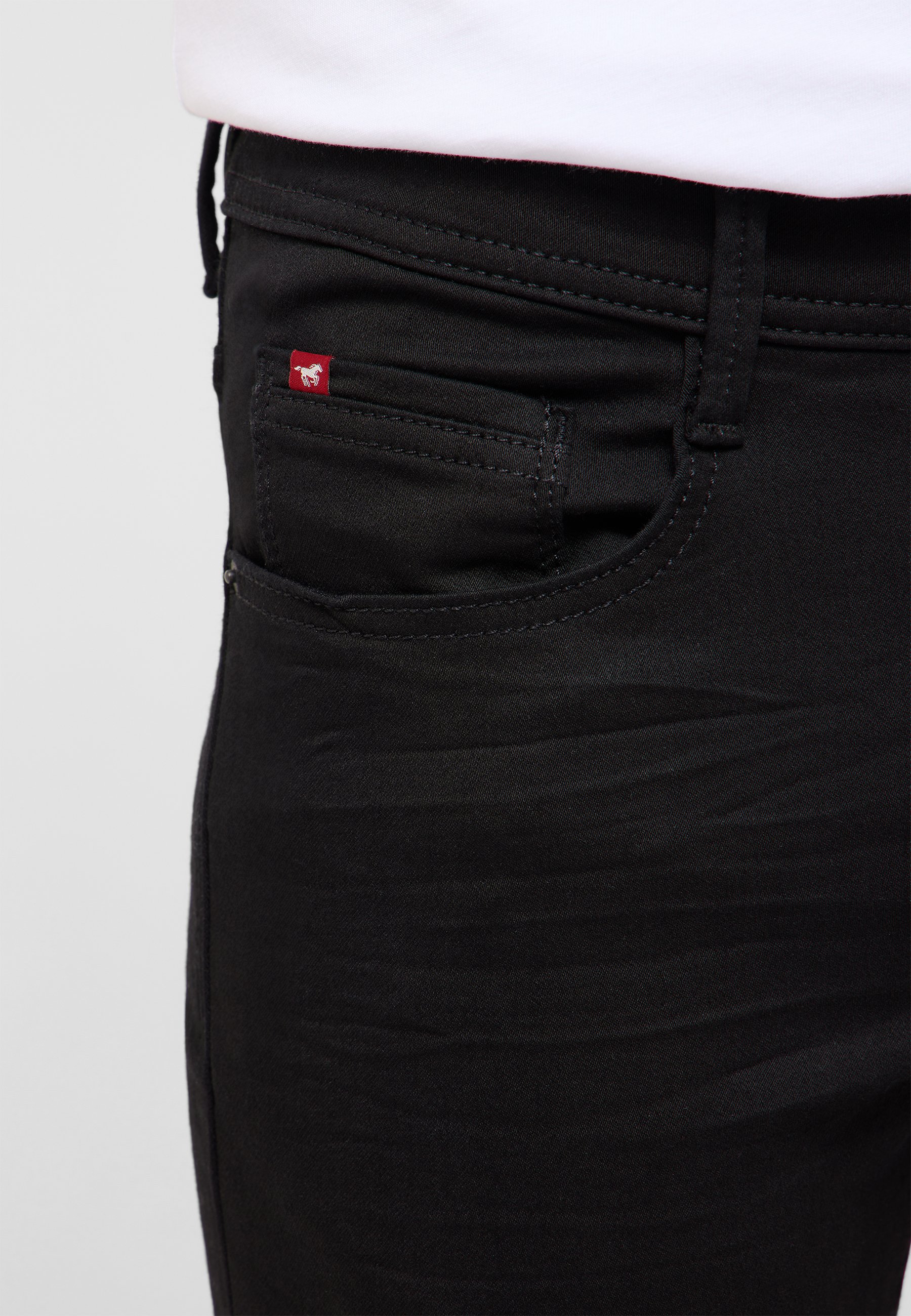 jeans, schwarz, Tasche, Gürtel-Schlaufen, kleines-rotes-Fähnchen