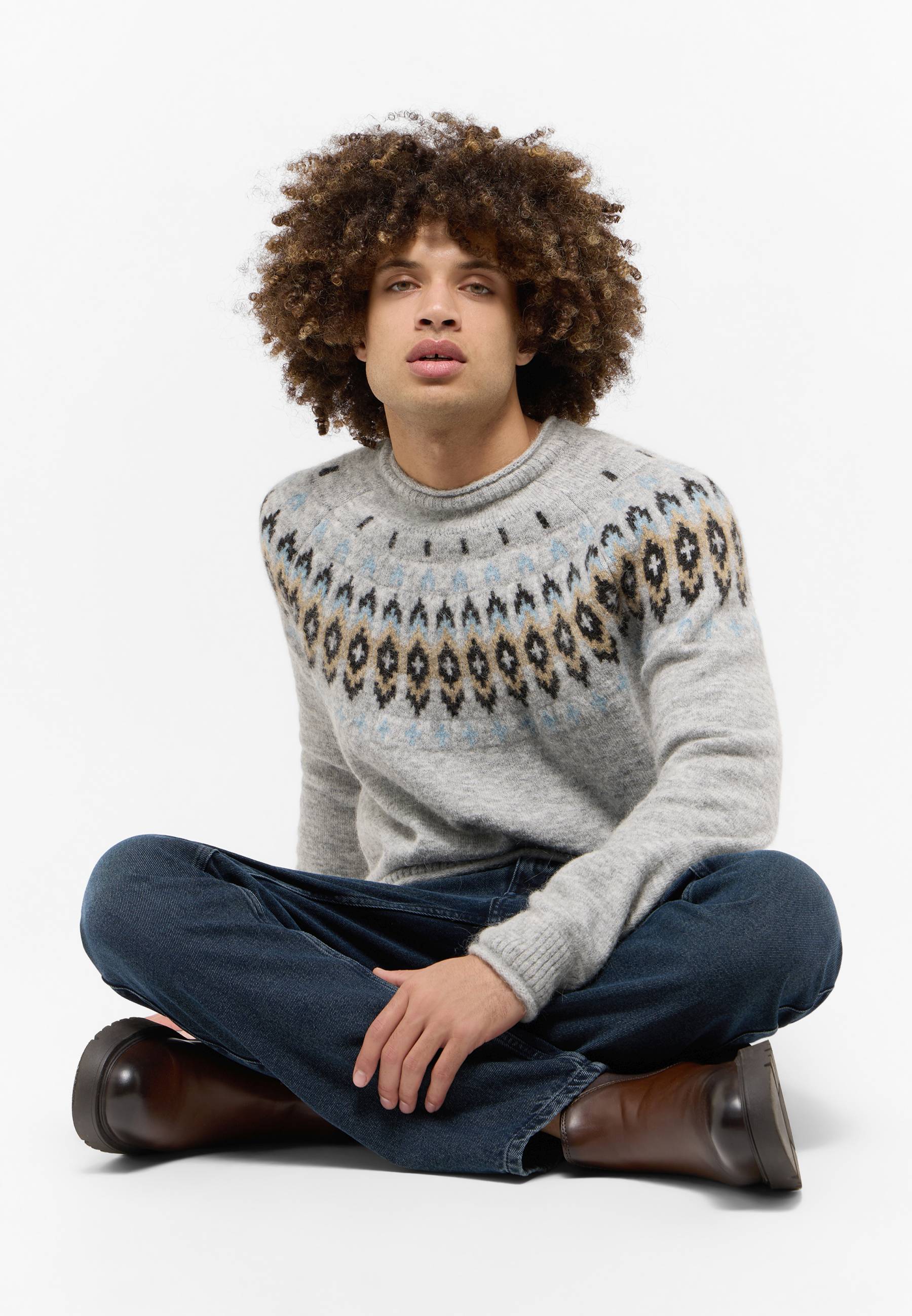 Bekleidung, Strickwaren, Pullover, Person, Sitzen