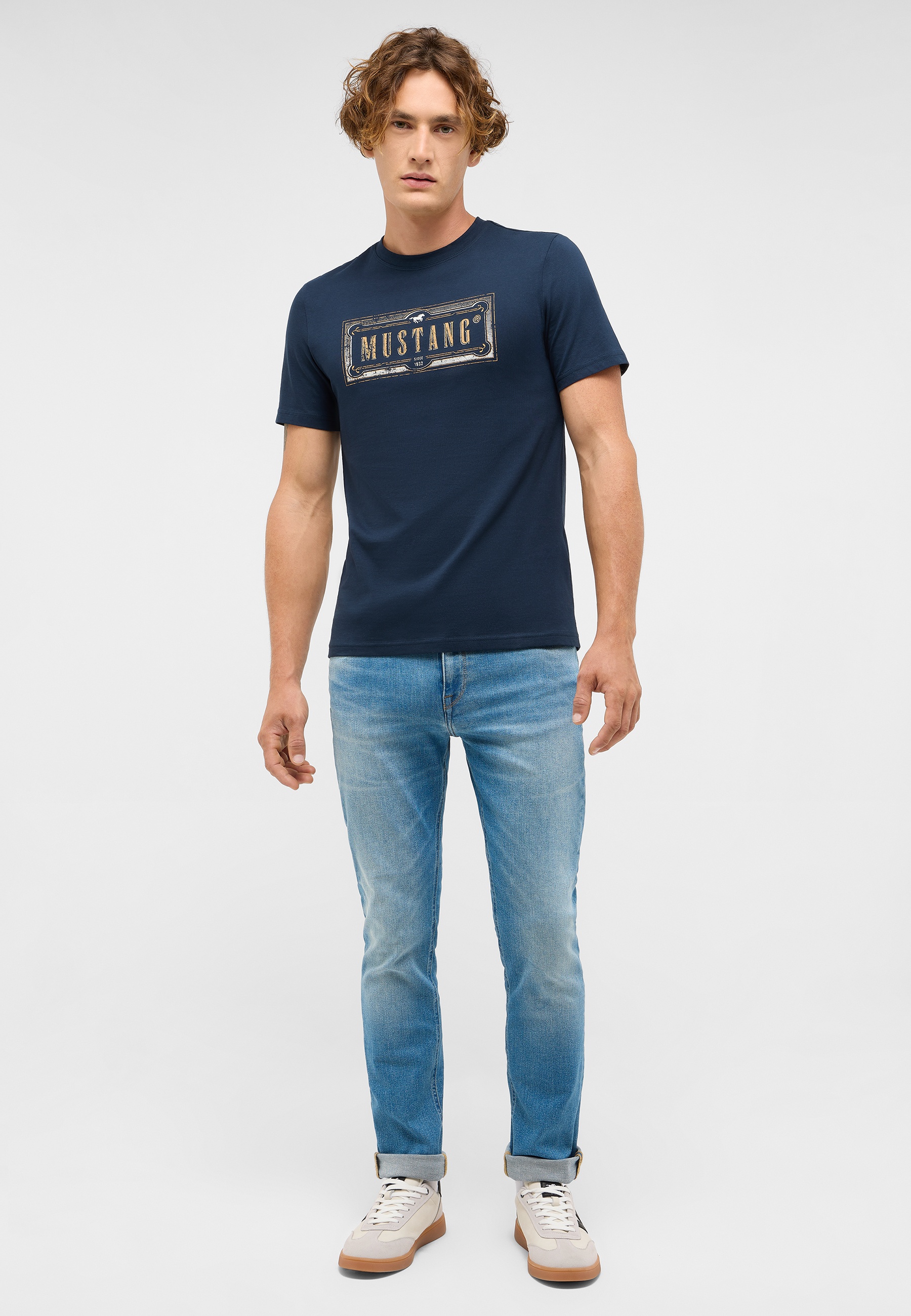 Bekleidung, T-shirt, Hosen, Person, Stehend