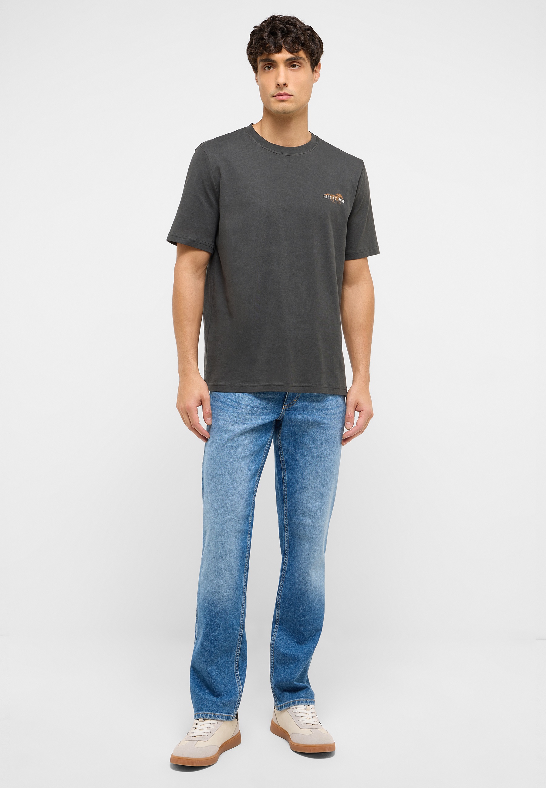T-shirt, Hosen, Jeanshose, Person, Stehend