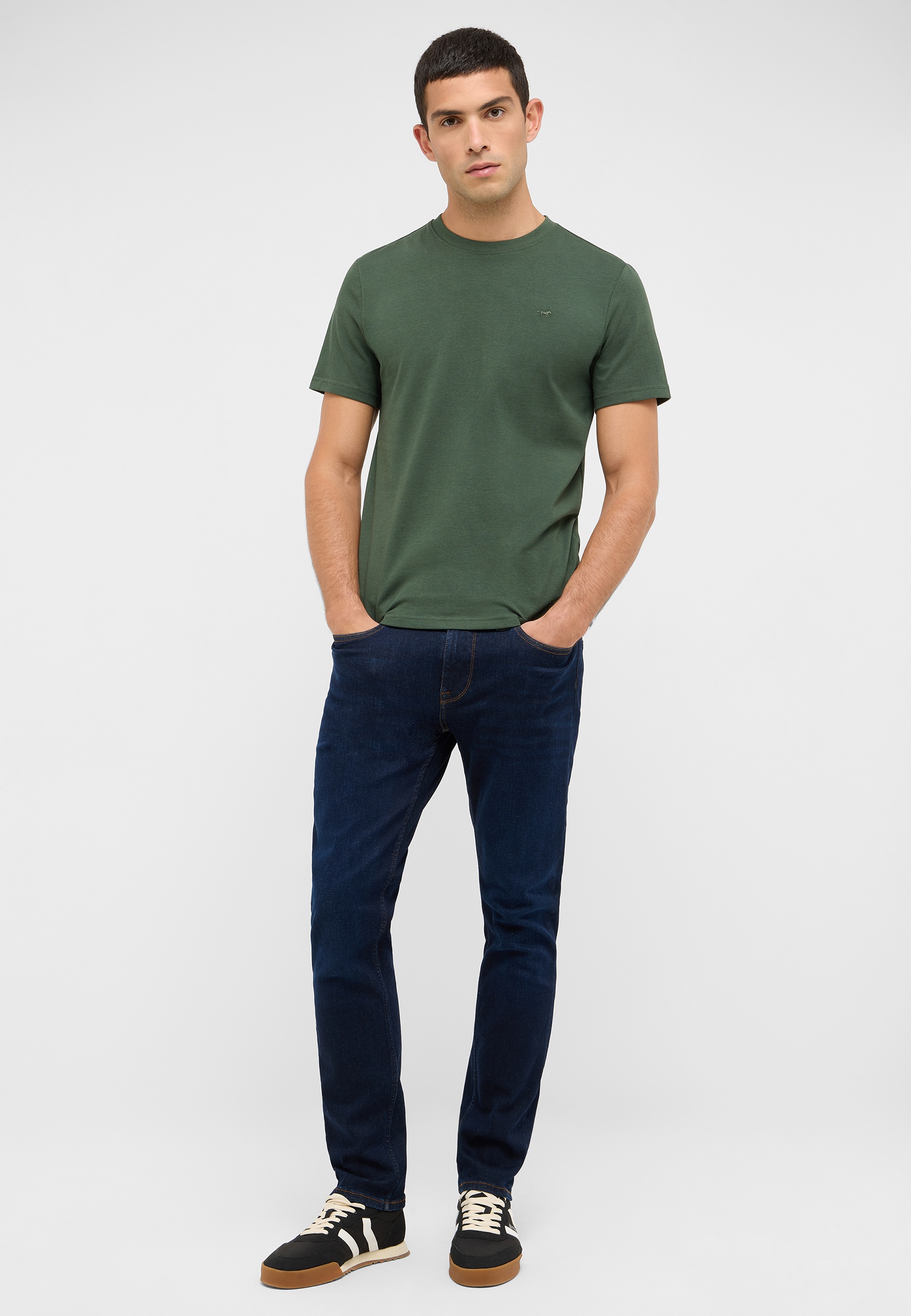 T-shirt, Hosen, Person, Stehend, Mann