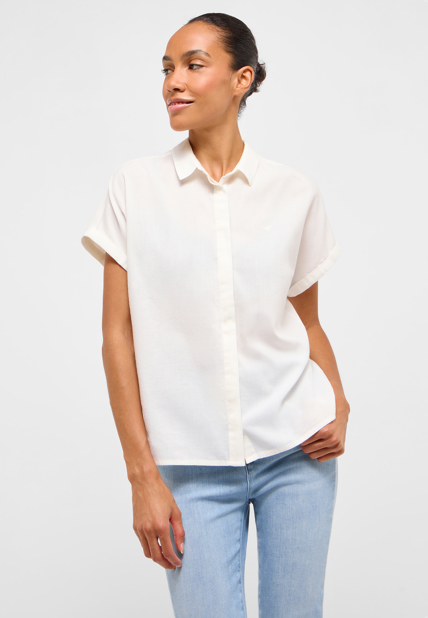 Bluse, Hemd, Jeanshose, Person, Gesicht