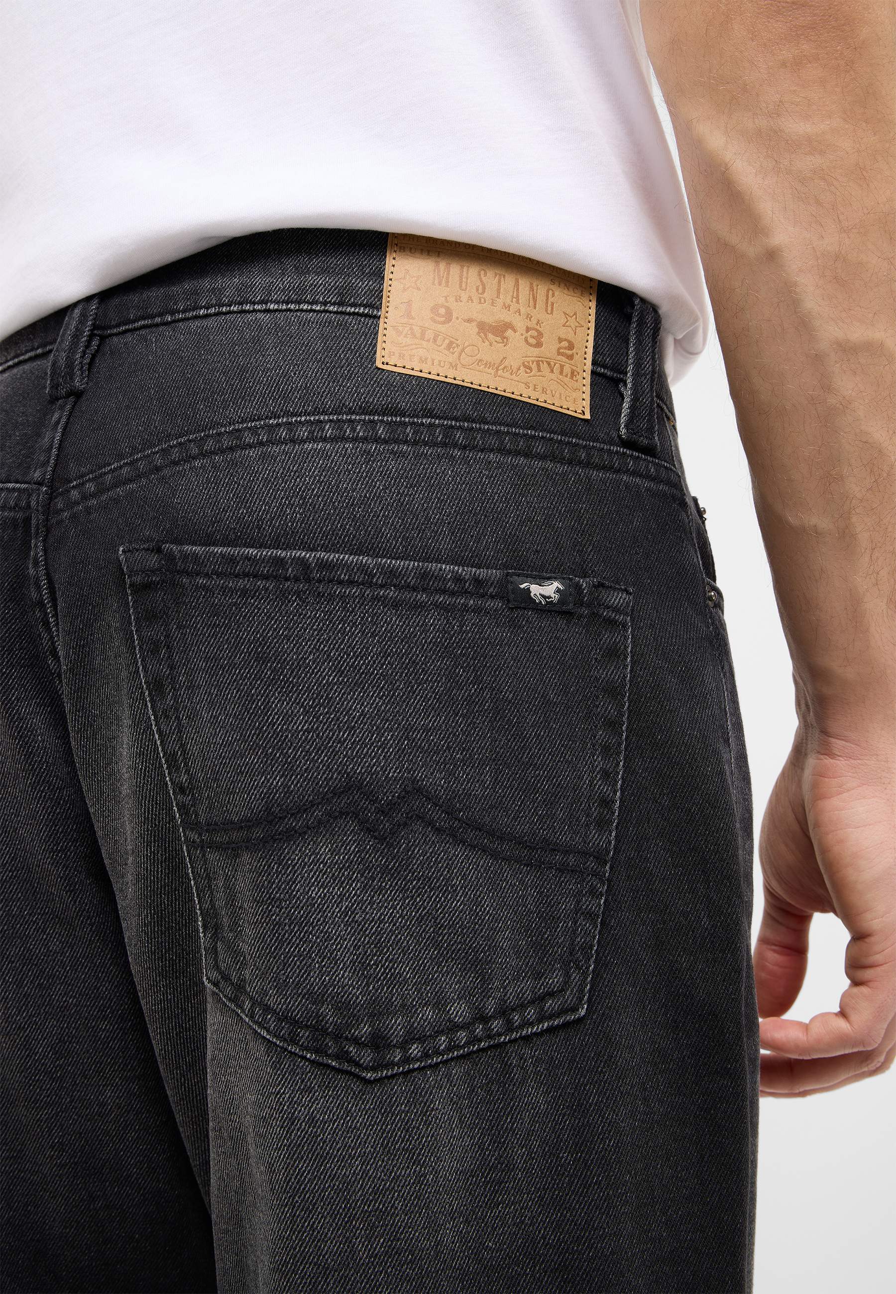 jeans, schwarze jeans, rückentasche, lederpatch, nahtverlauf