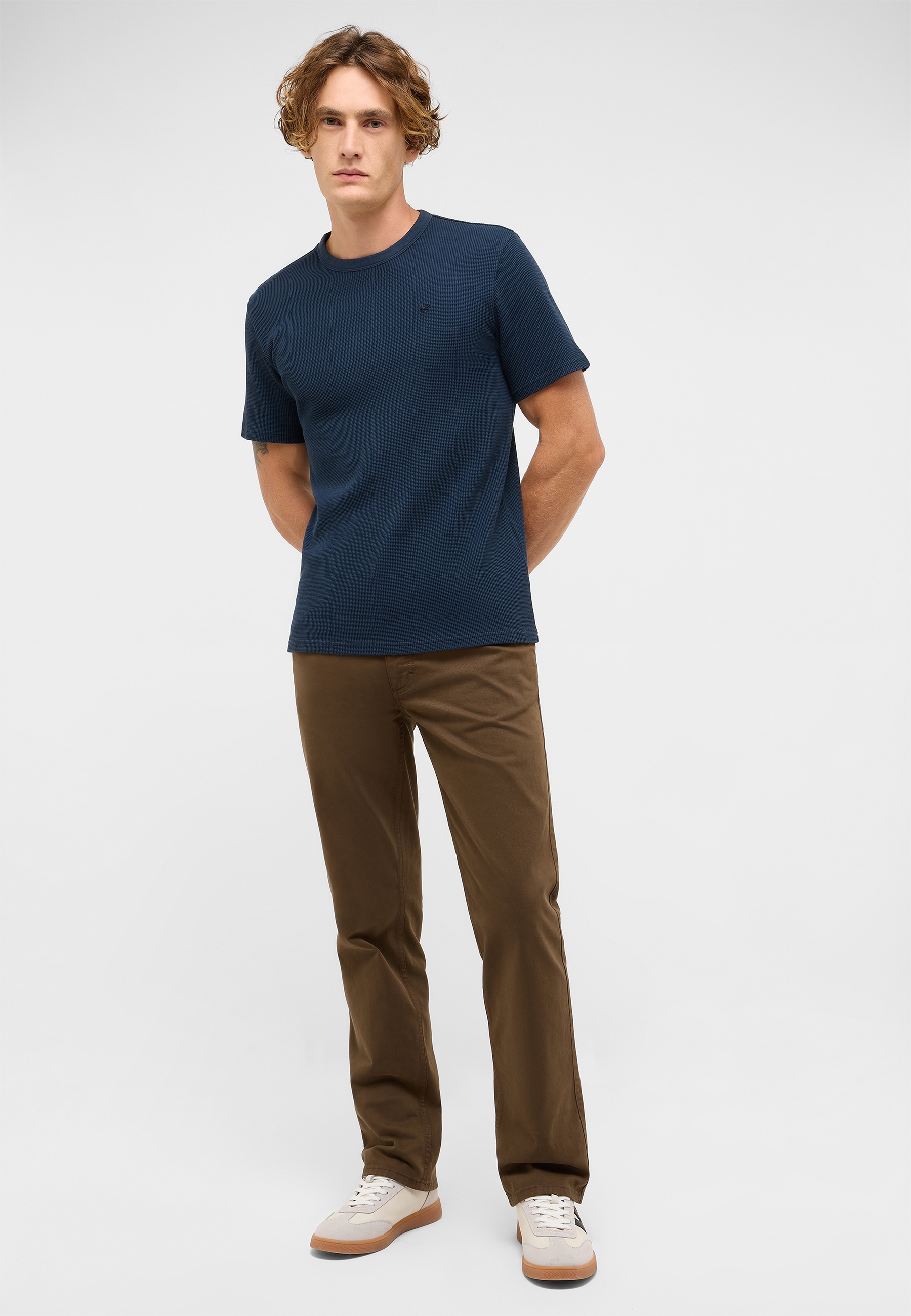 T-shirt, Hosen, Person, Stehend, Mann