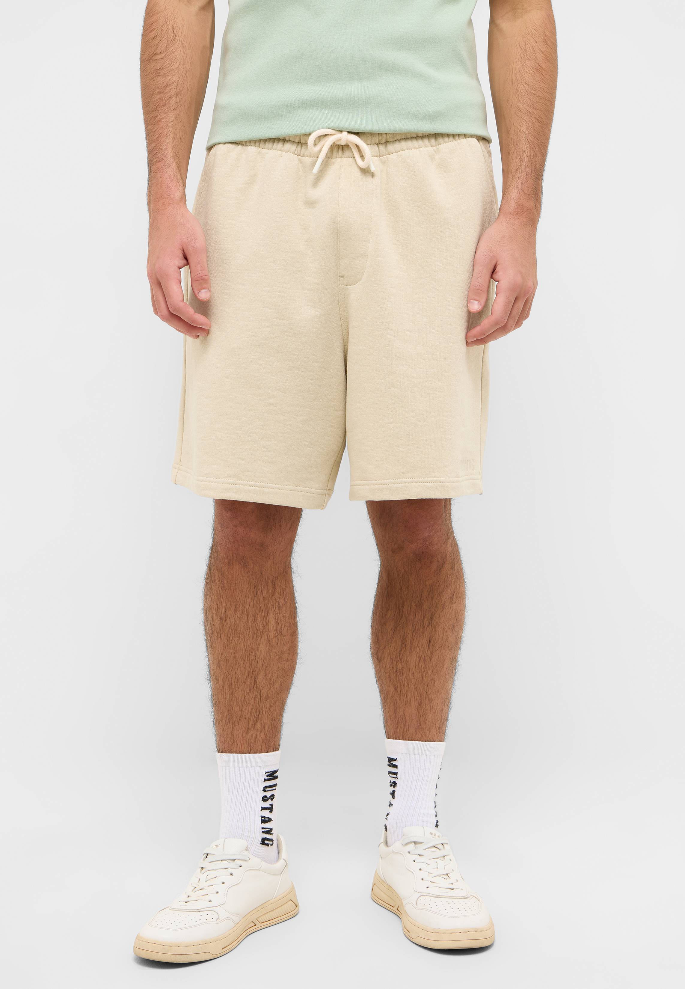 Bekleidung, Kurze Hosen, Khaki, Turnschuh, Person
