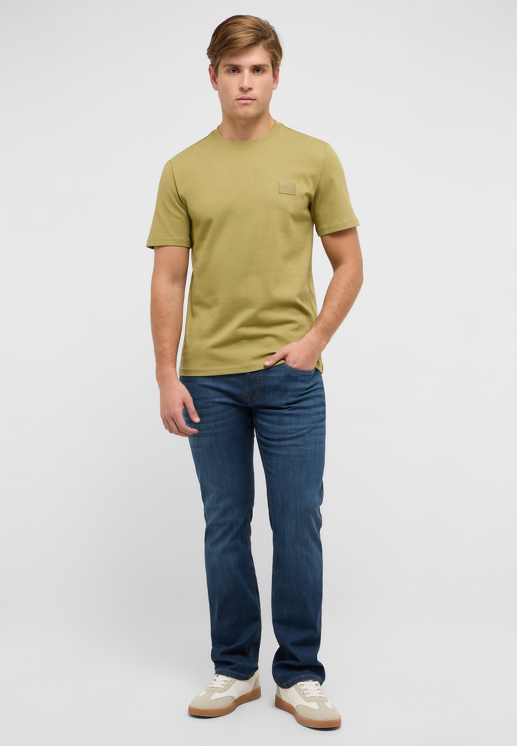 T-shirt, Hosen, Jeanshose, Person, Hemd