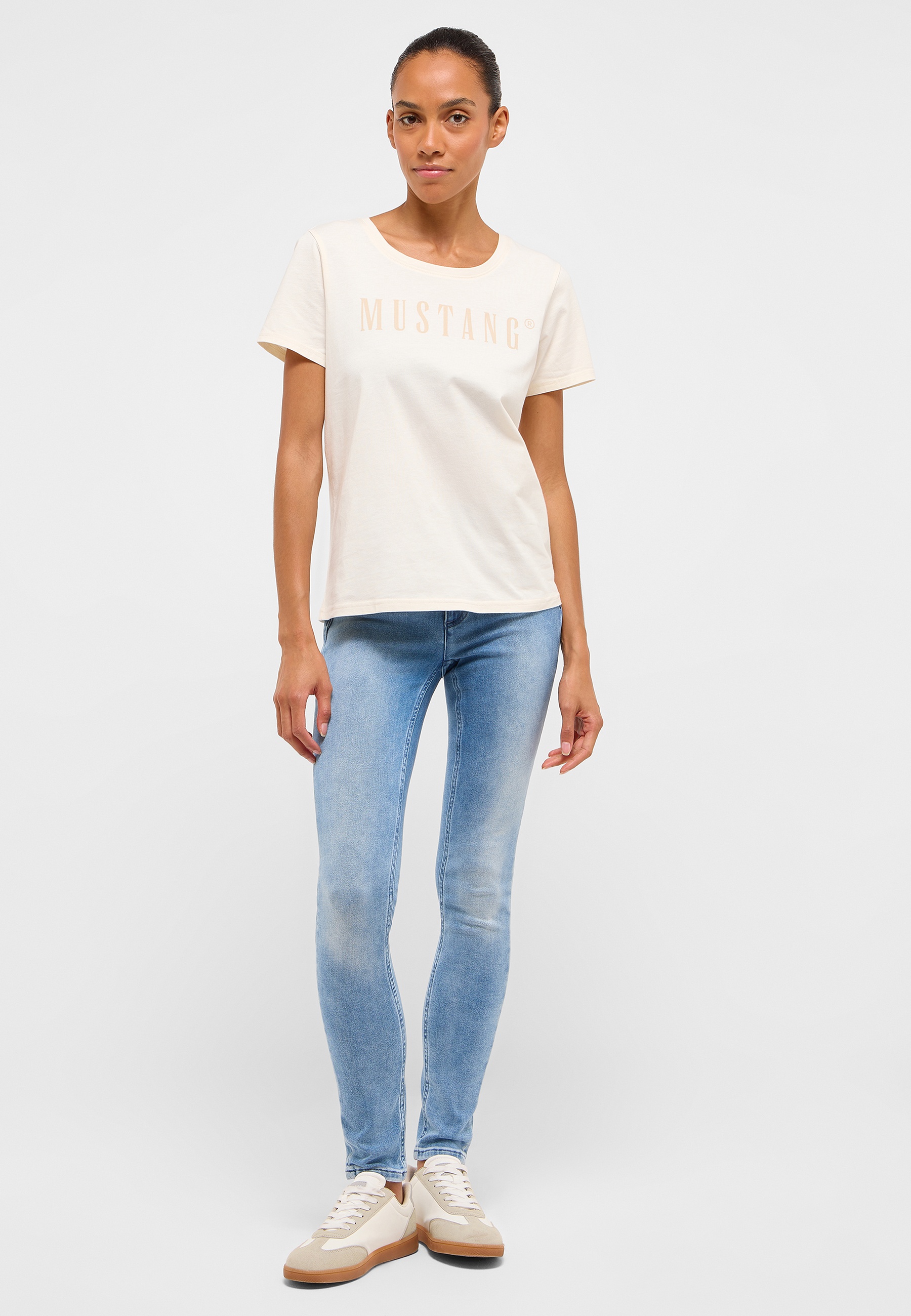 Bekleidung, T-shirt, Hosen, Person, Jeans