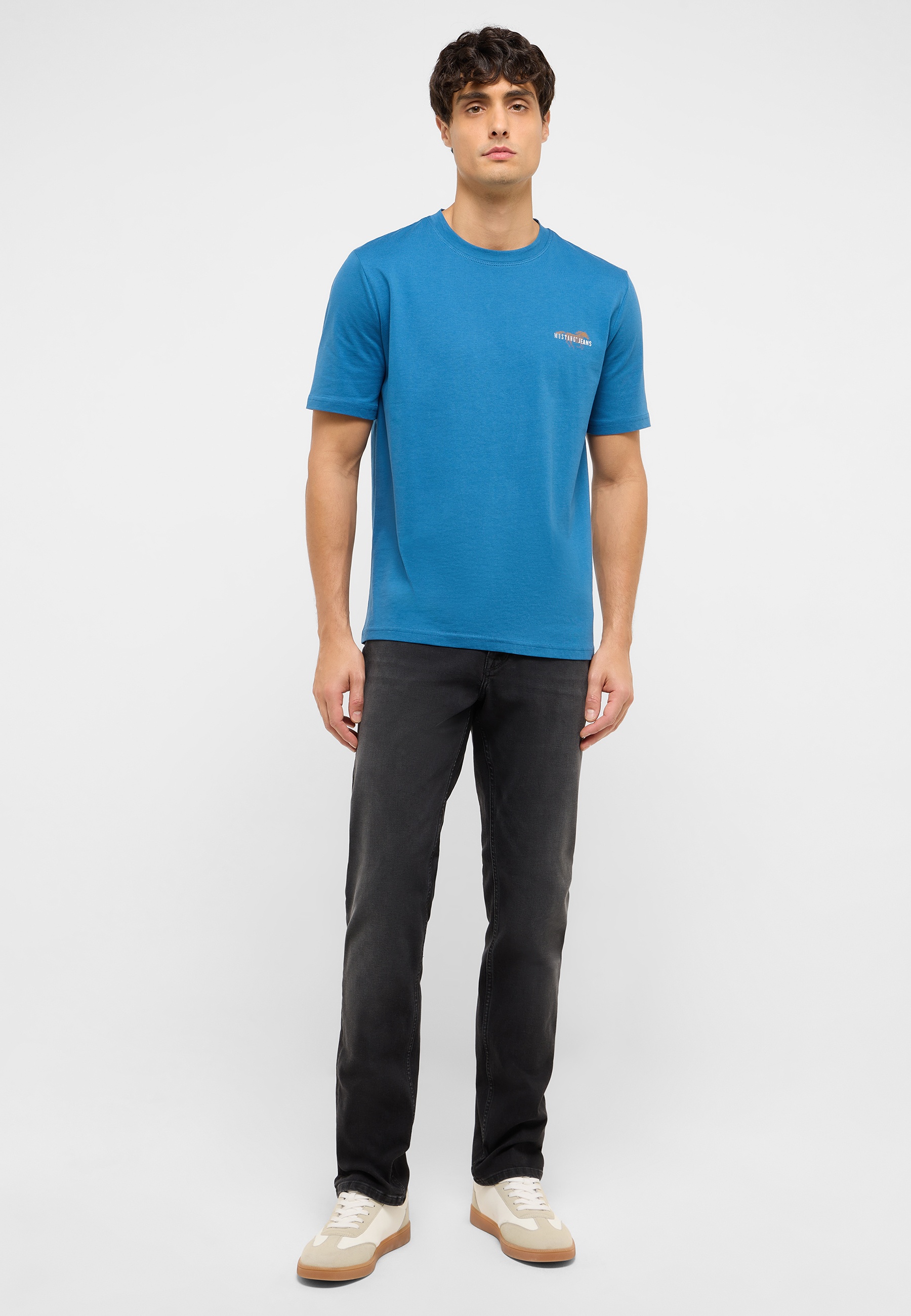 T-shirt, Person, Stehend, Hosen, Jeans